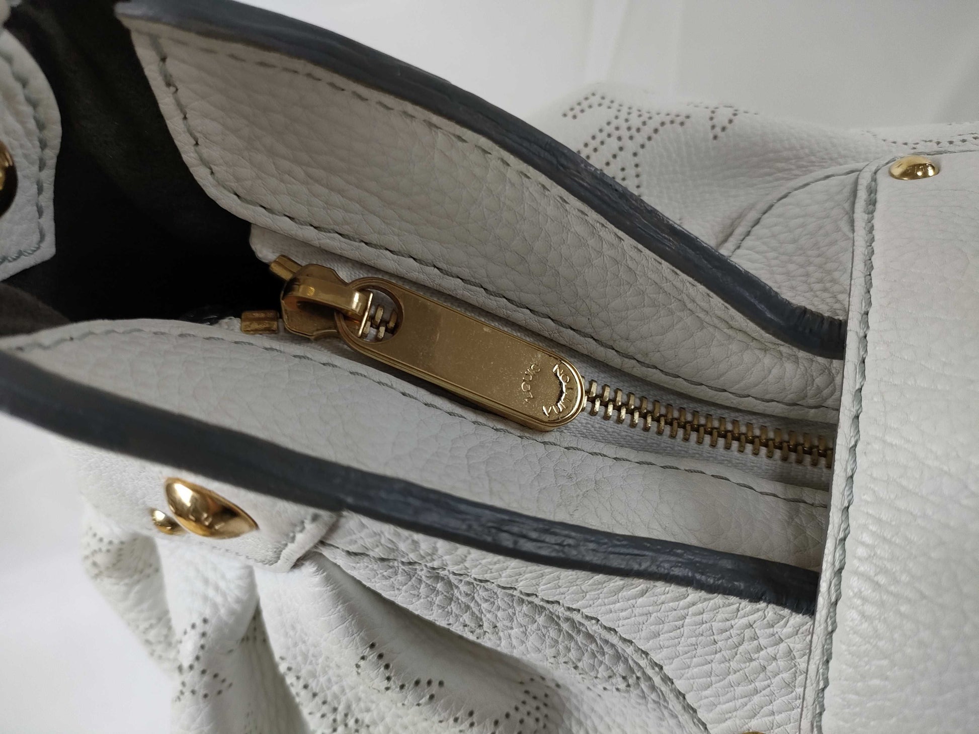 LOUIS VUITTON RFID Unverifiable Serial Unverifiable Mahina LOUIS VUITTON Louis Vuitton Mahina Solar PM Handbag