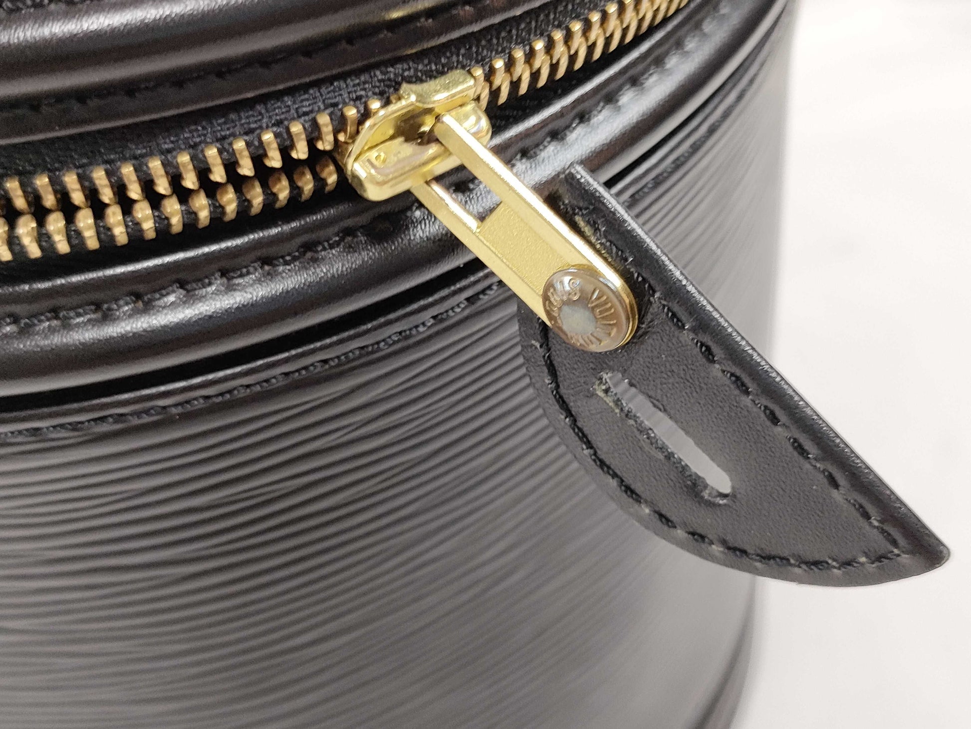 LOUIS VUITTON RFID Unverifiable Serial Unverifiable Epi LOUIS VUITTON M48032 Vanity Bag