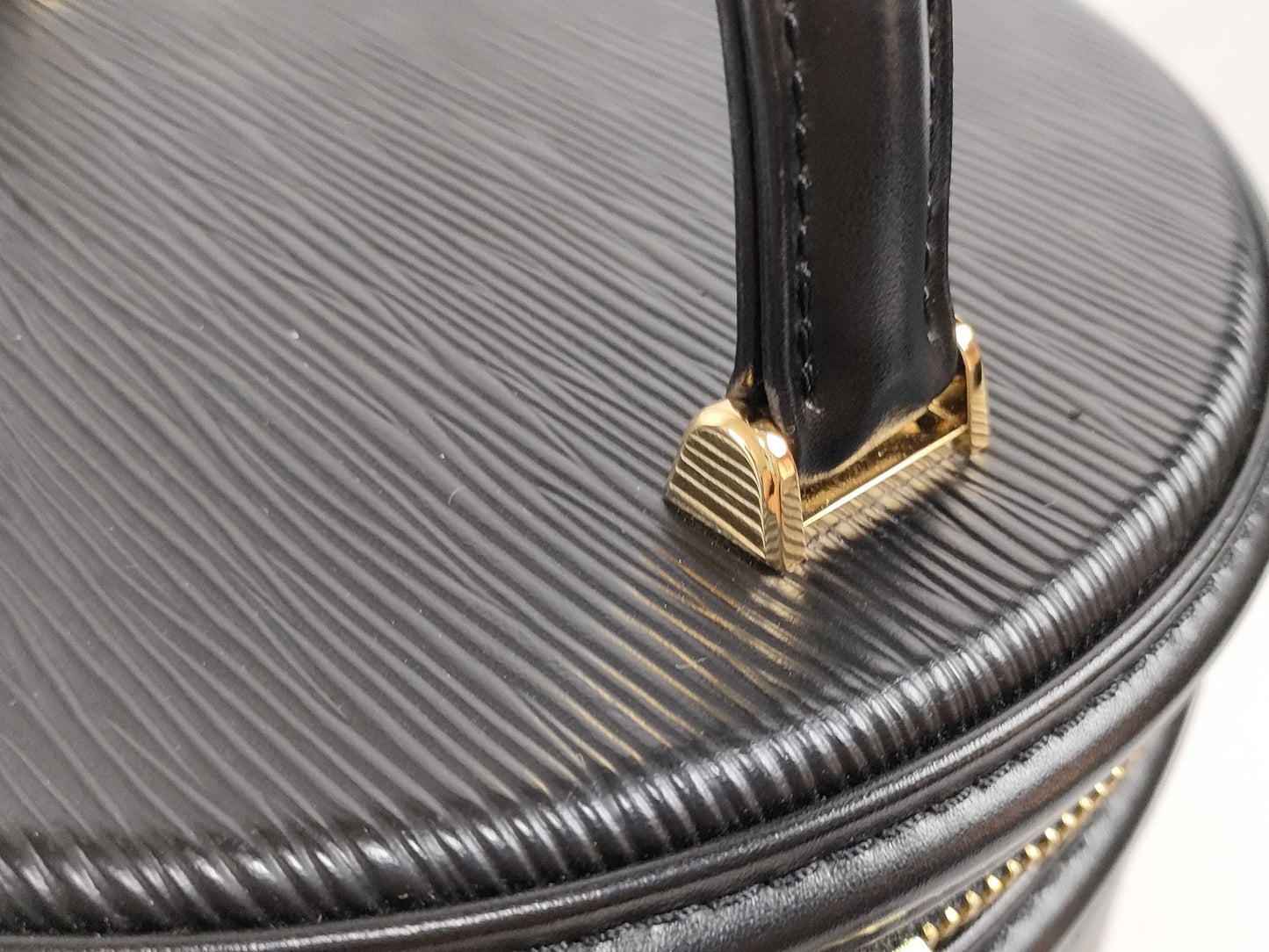 LOUIS VUITTON RFID Unverifiable Serial Unverifiable Epi LOUIS VUITTON M48032 Vanity Bag