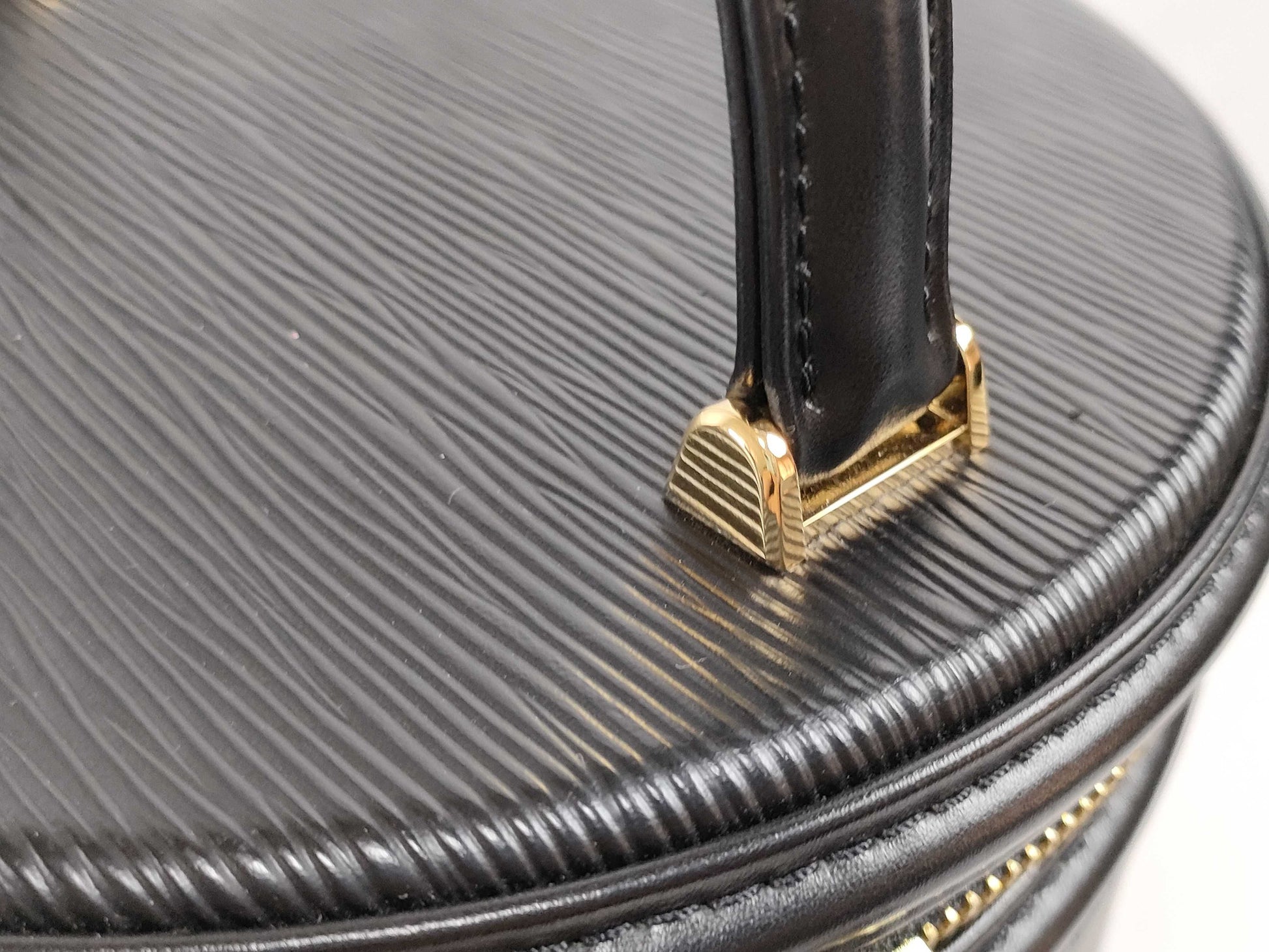 LOUIS VUITTON RFID Unverifiable Serial Unverifiable Epi LOUIS VUITTON M48032 Vanity Bag