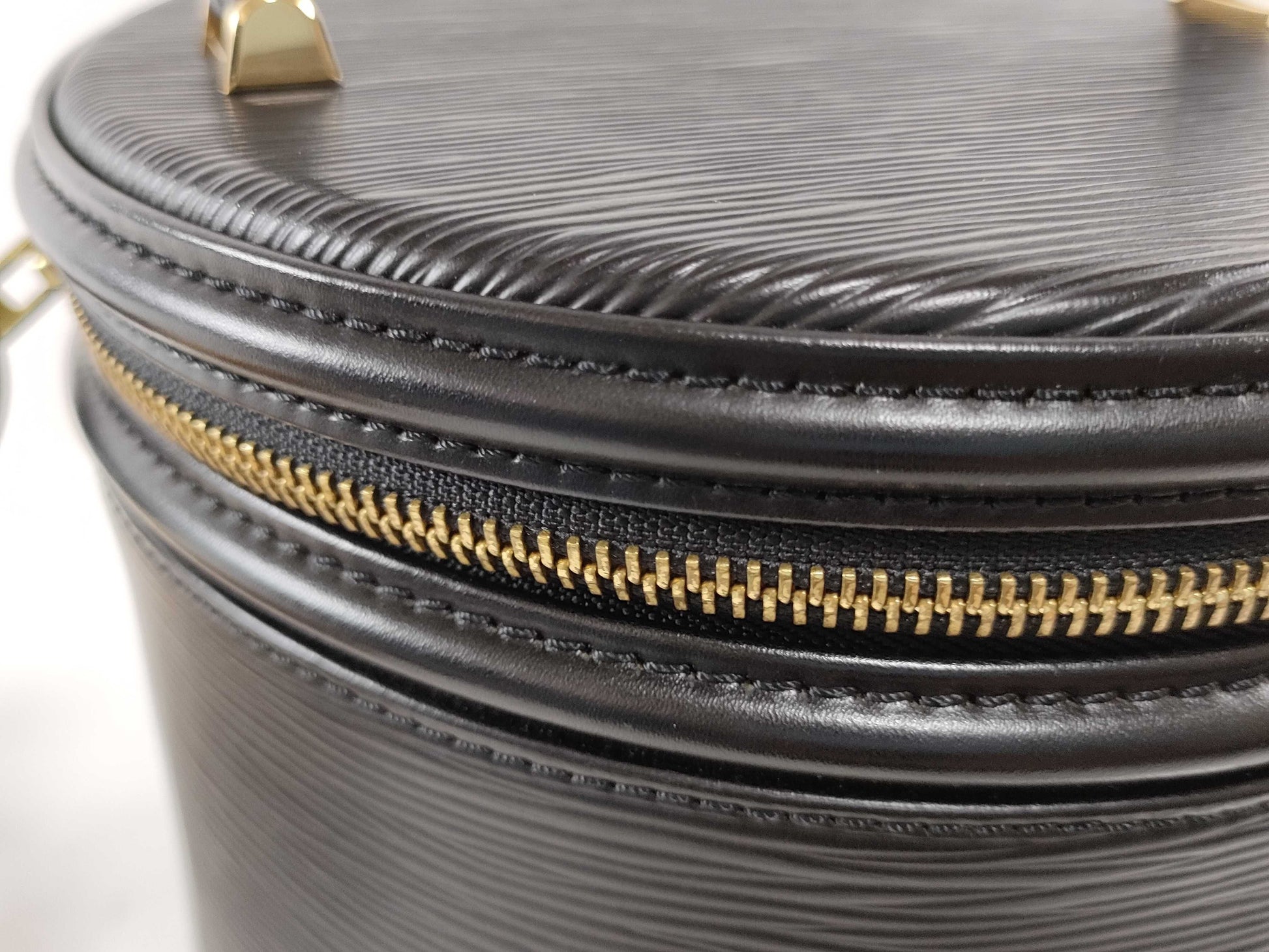 LOUIS VUITTON RFID Unverifiable Serial Unverifiable Epi LOUIS VUITTON M48032 Vanity Bag