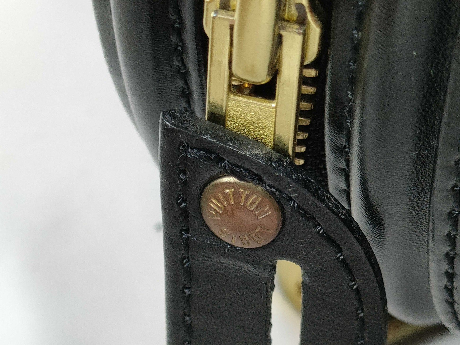 LOUIS VUITTON RFID Unverifiable Serial Unverifiable Epi LOUIS VUITTON M48032 Vanity Bag