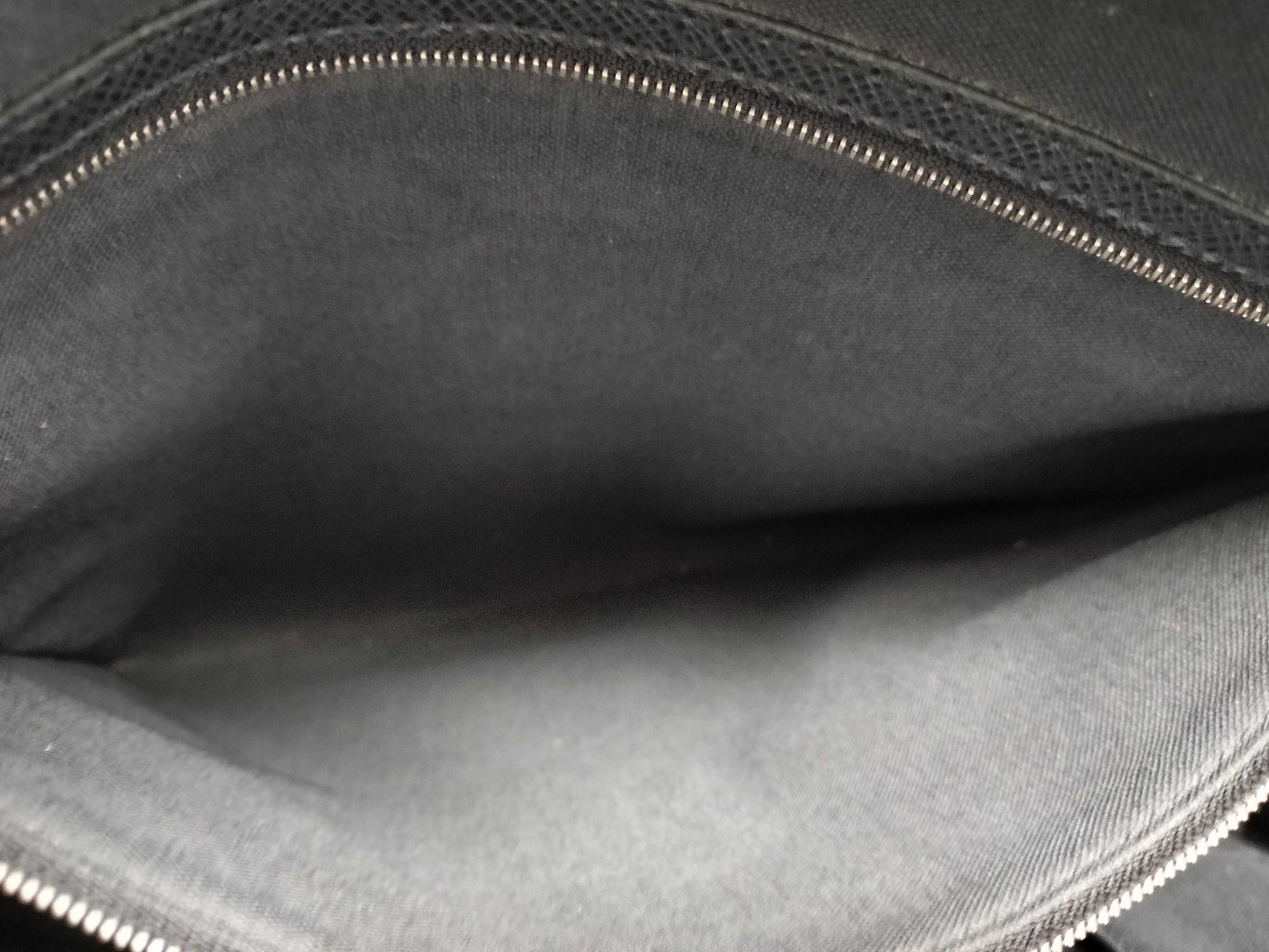 LOUIS VUITTON Taiga LOUIS VUITTON M31172 Business Bag