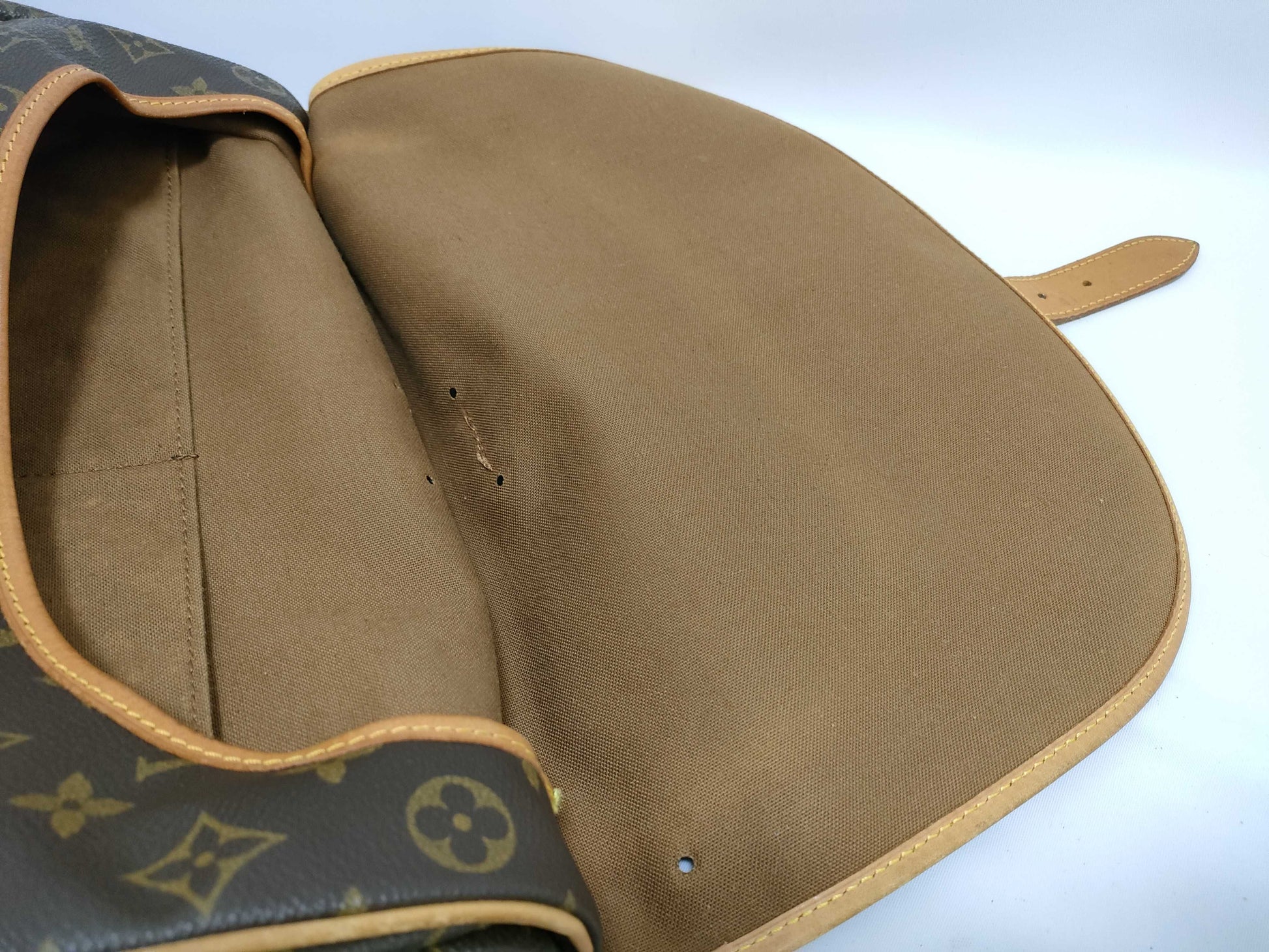 LOUIS VUITTON RFID Unverifiable Monogram Louis Vuitton Saumur Shoulder Bag