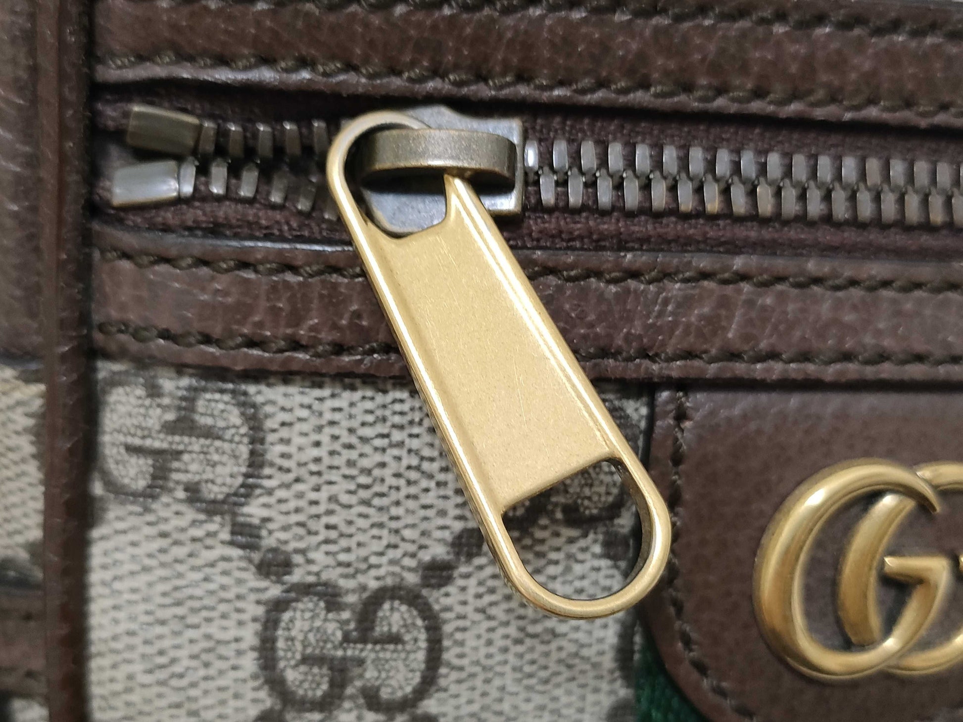 GUCCI GG Supreme Sherry Shoulder Bag