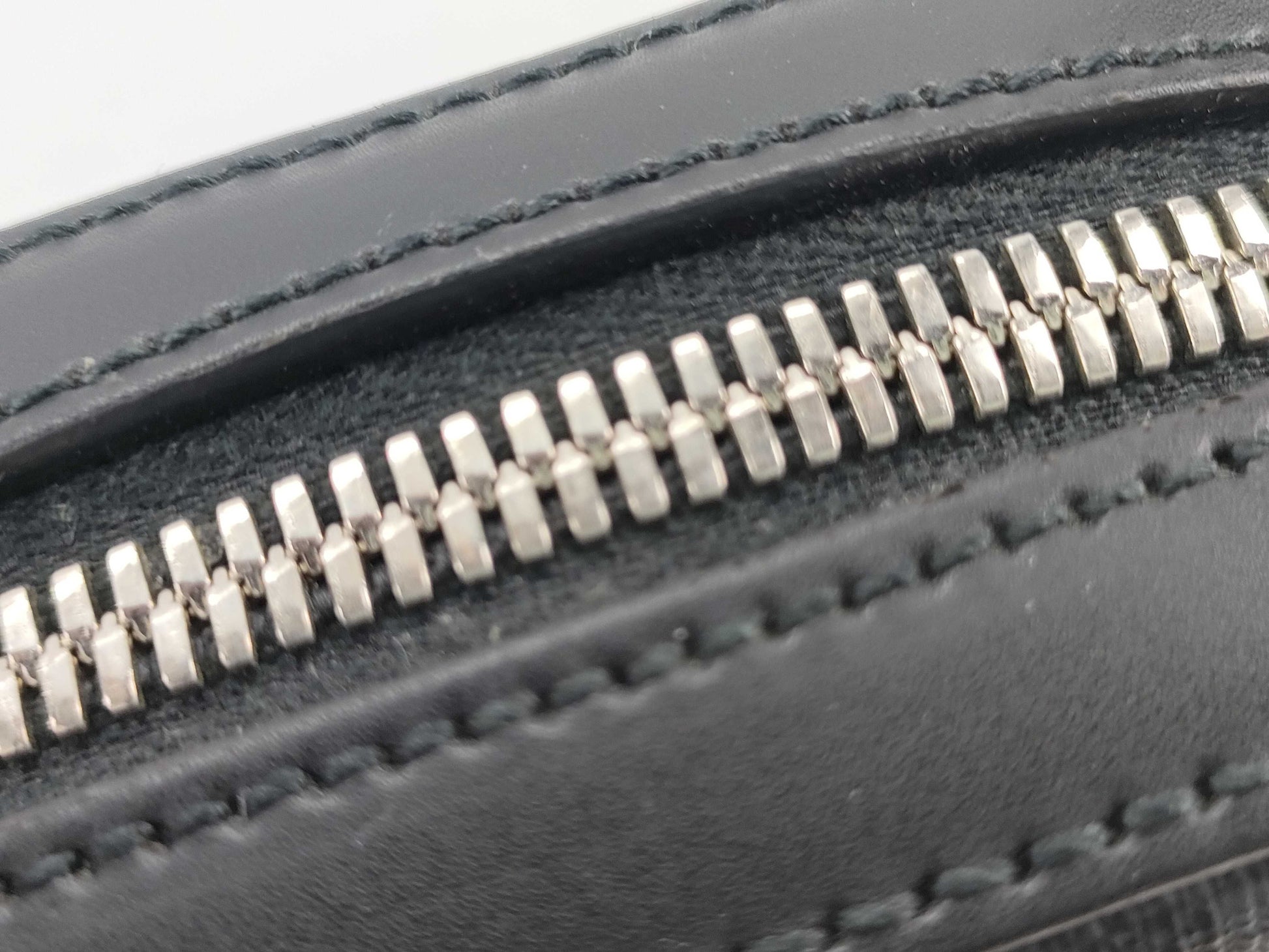 GUCCI GG Supreme Sherry Shoulder Bag in Black