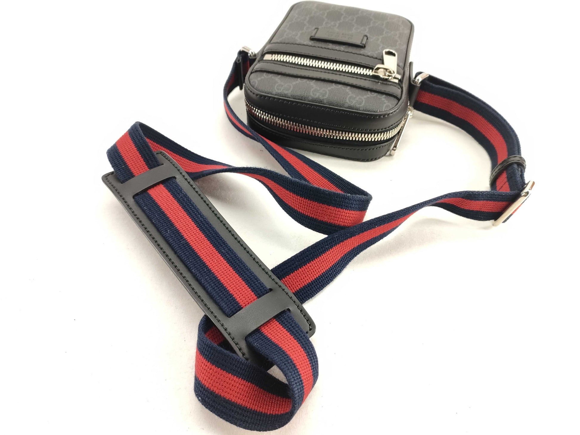 GUCCI GG Supreme Sherry Shoulder Bag in Black