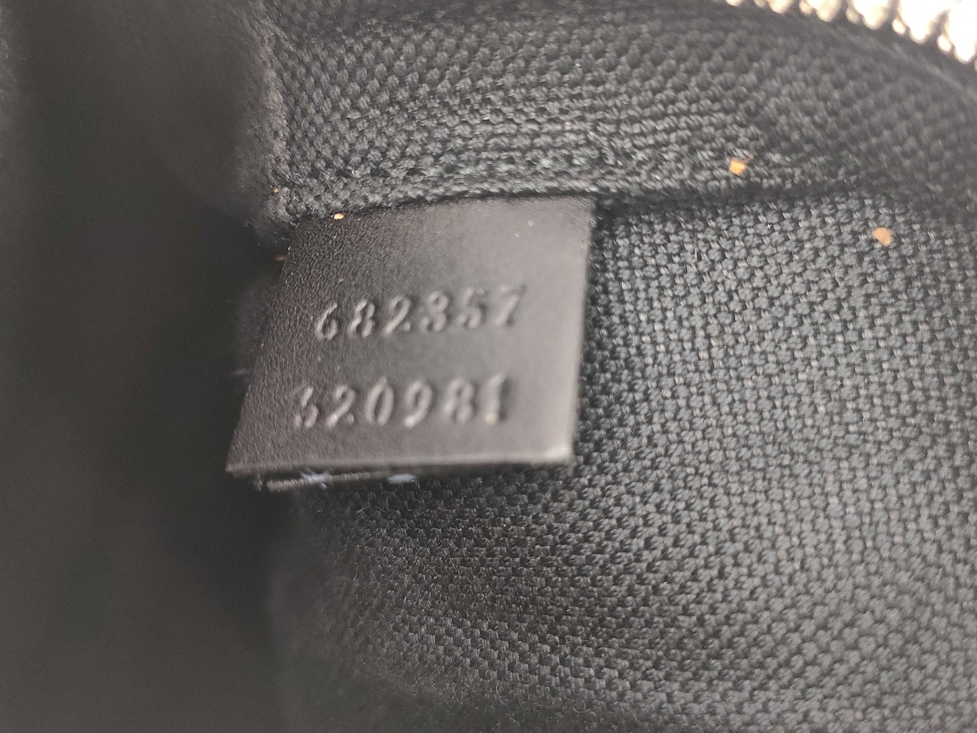 GUCCI GG Supreme Sherry Shoulder Bag in Black