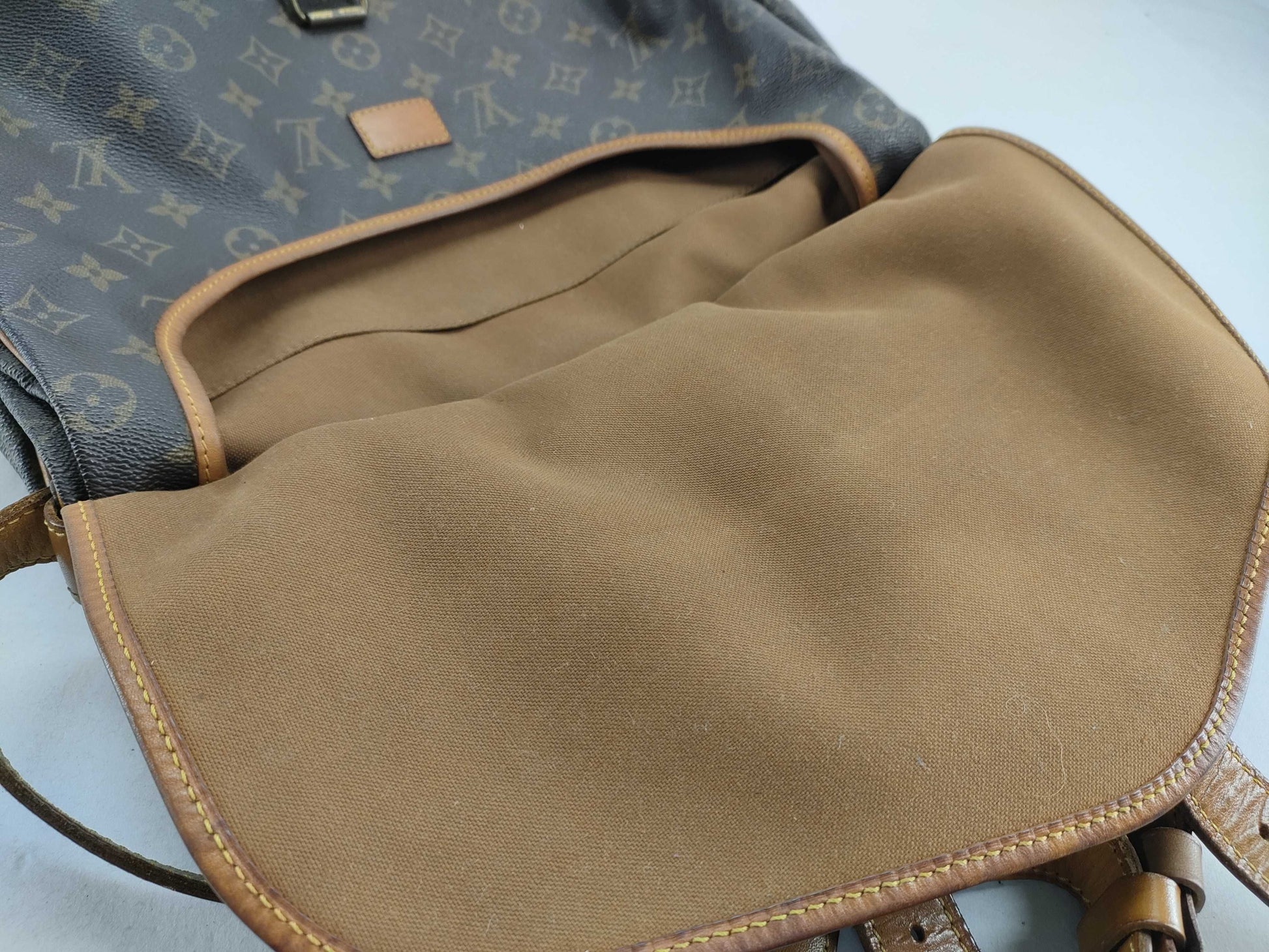 LOUIS VUITTON RFID Unverified AR0942 Monogram Louis Vuitton Saumur Shoulder Bag