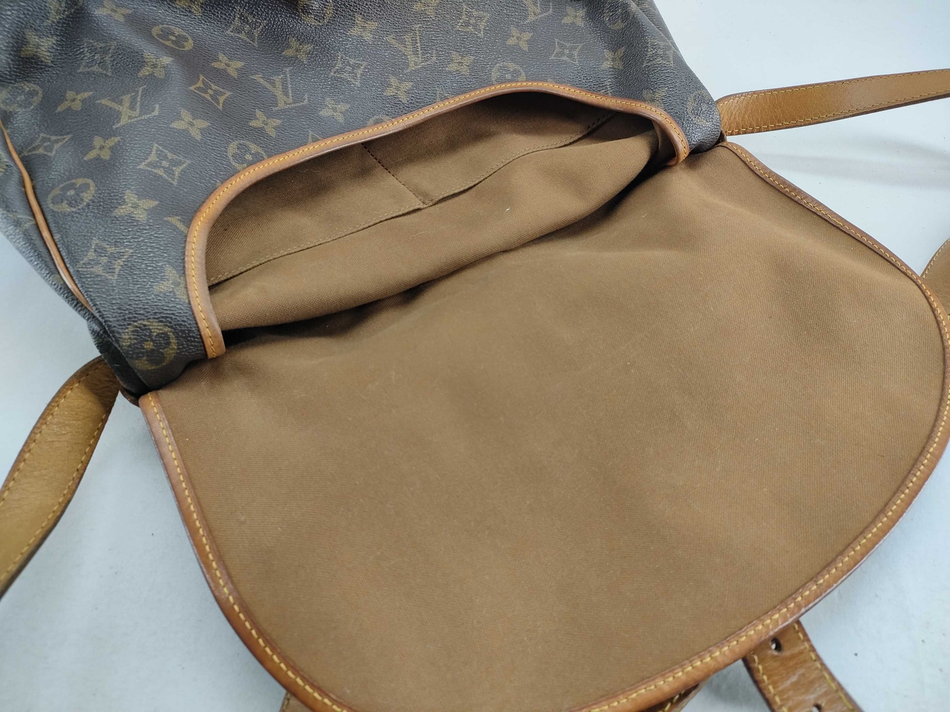 LOUIS VUITTON RFID Unverified AR0942 Monogram Louis Vuitton Saumur Shoulder Bag