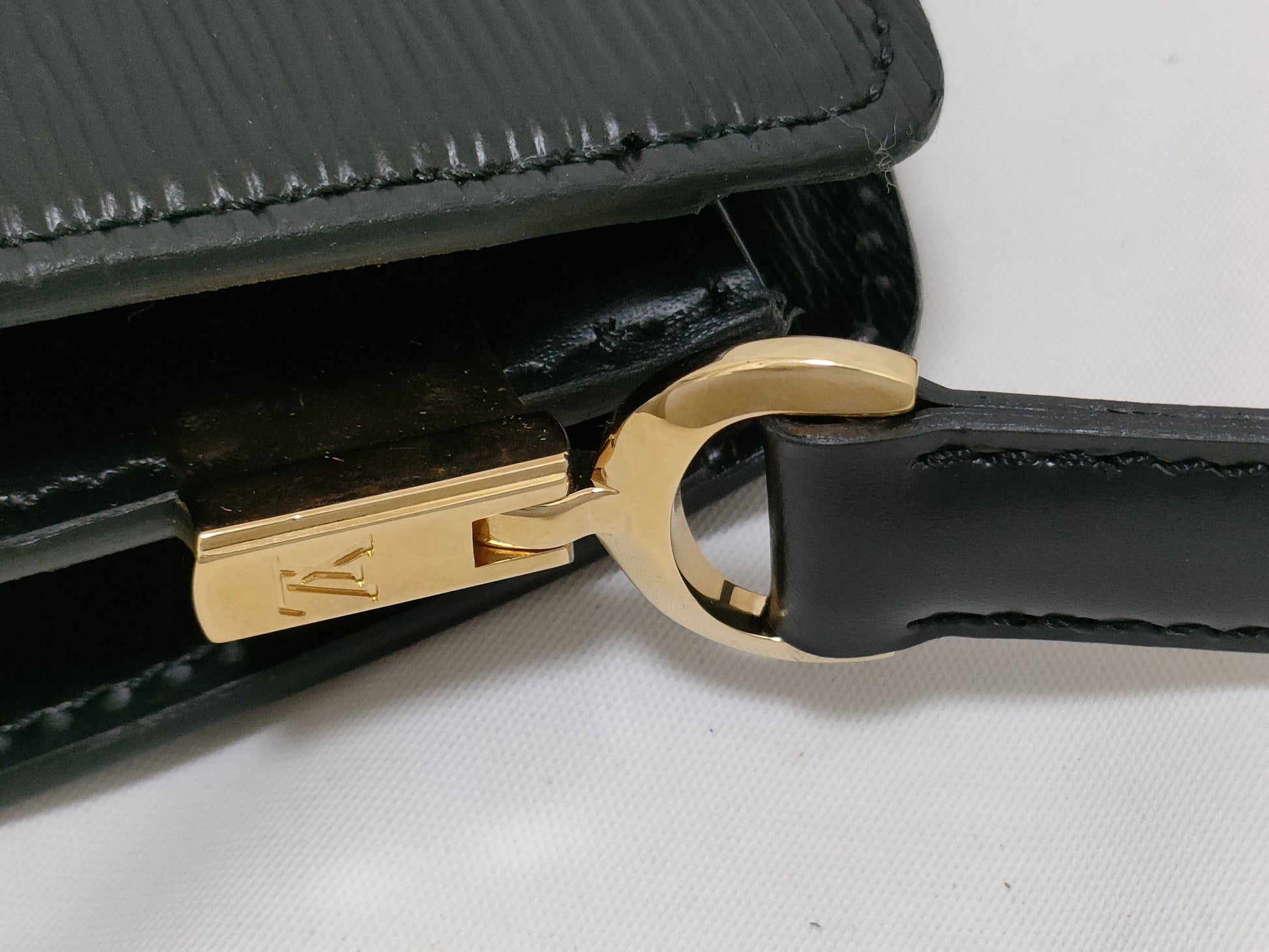 LOUIS VUITTON RFID Unverifiable Epi Capuchin Monogram Handbag