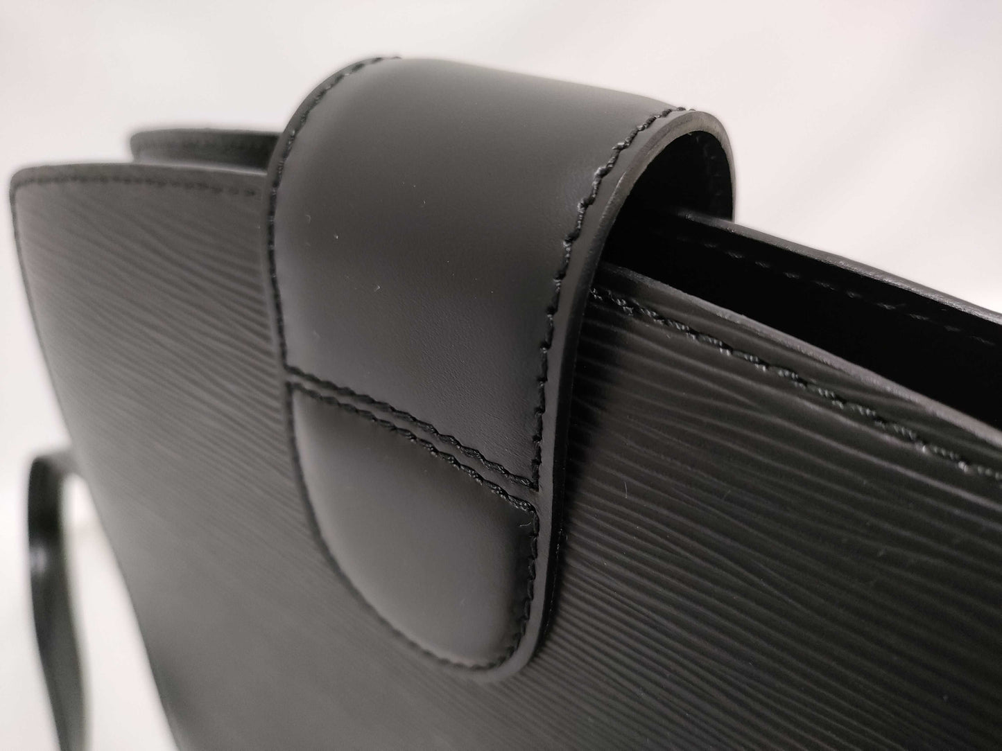 LOUIS VUITTON RFID Unverifiable Epi Capuchin Monogram Handbag