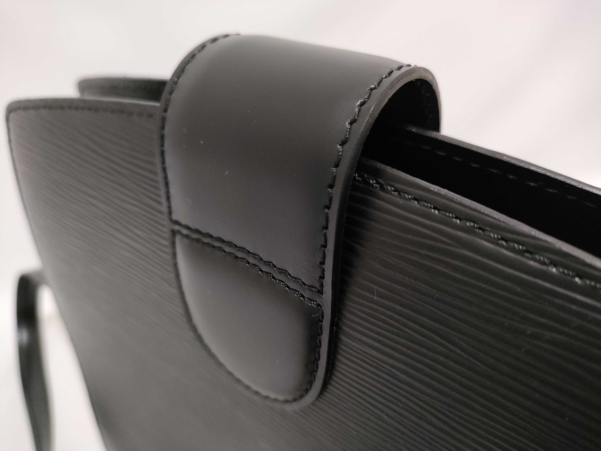 LOUIS VUITTON RFID Unverifiable Epi Capuchin Monogram Handbag