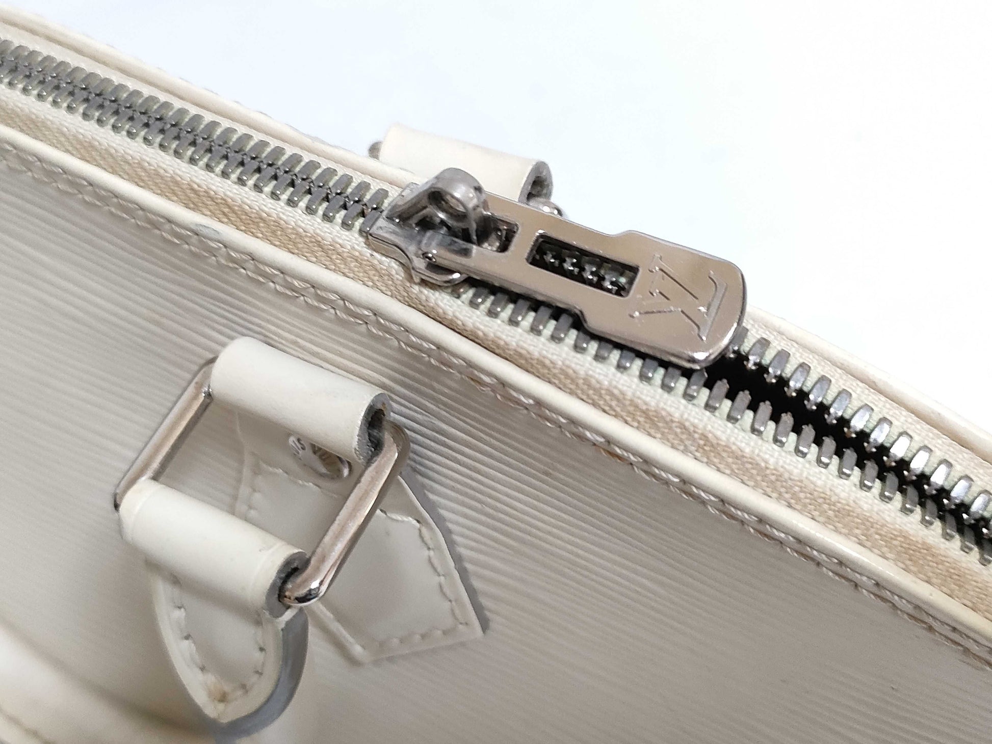 LOUIS VUITTON Epi Louis Vuitton Epi Alma Handbag