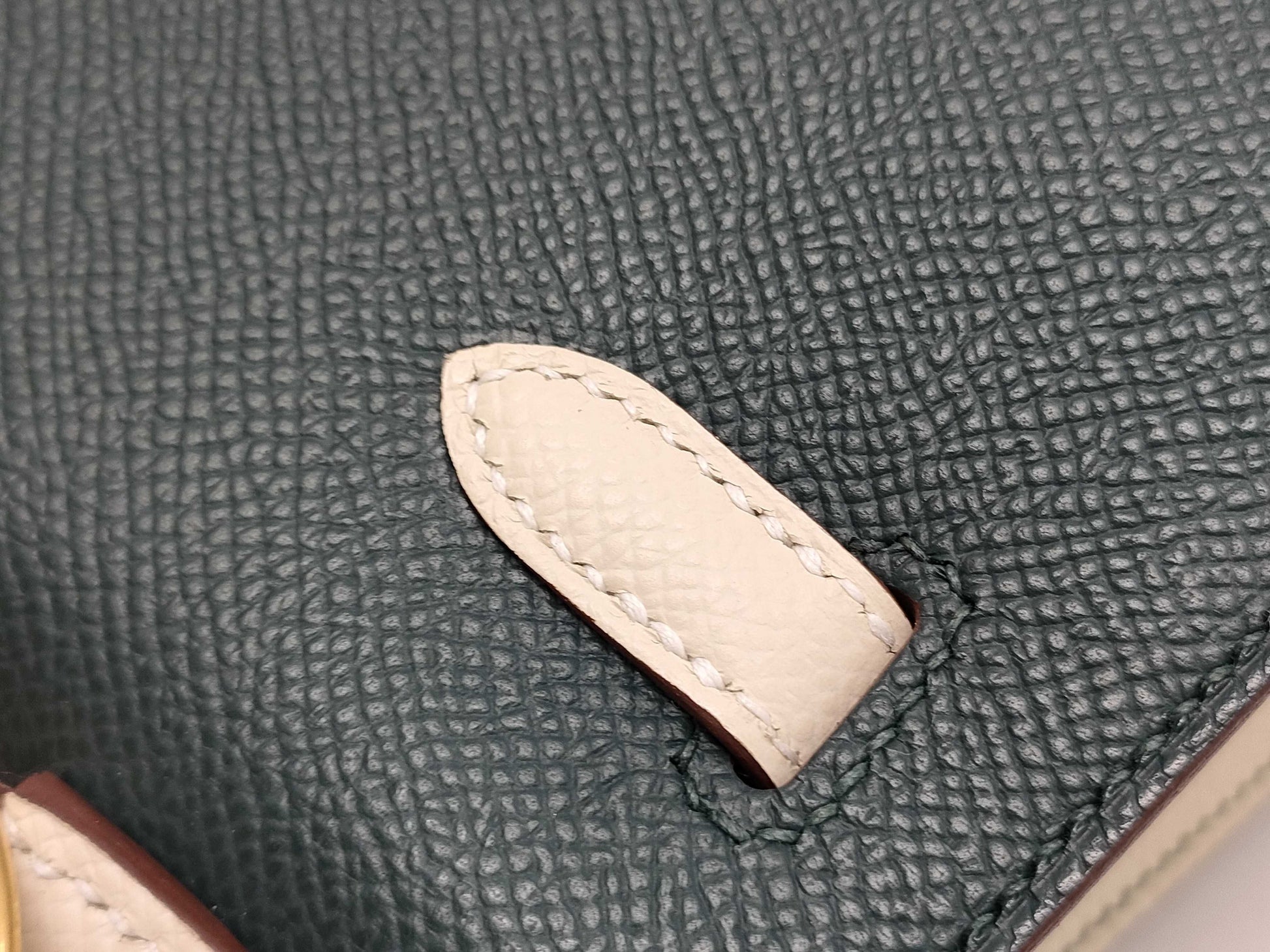 HERMES Kelly 25 Personal Order Vert Chypre/Nata Handbag with Matte Gold Hardware and GP W Stamp