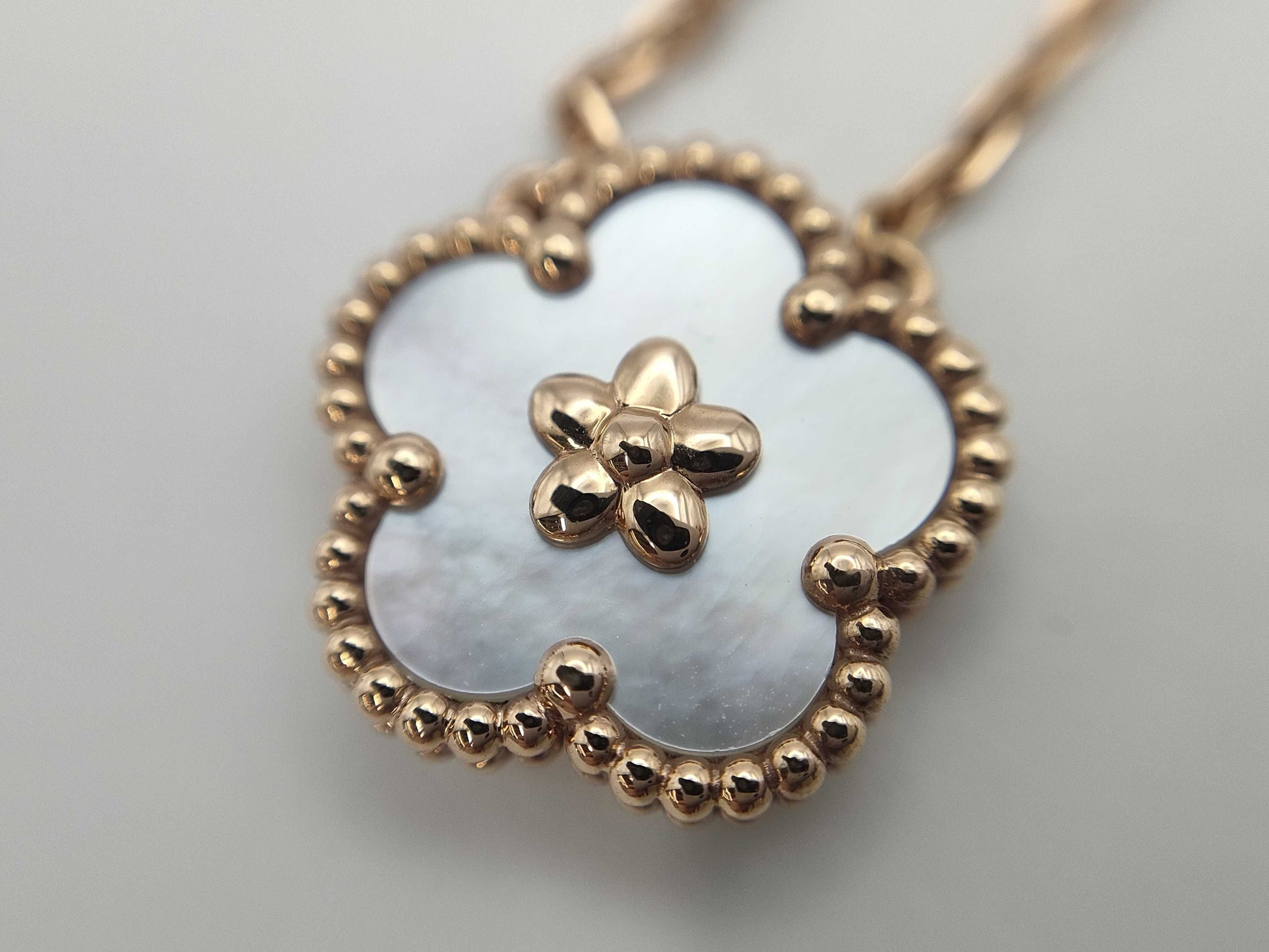 Van Cleef & Arpels Lucky Spring Mother of Pearl Necklace in PG and Au750, 5.3g 