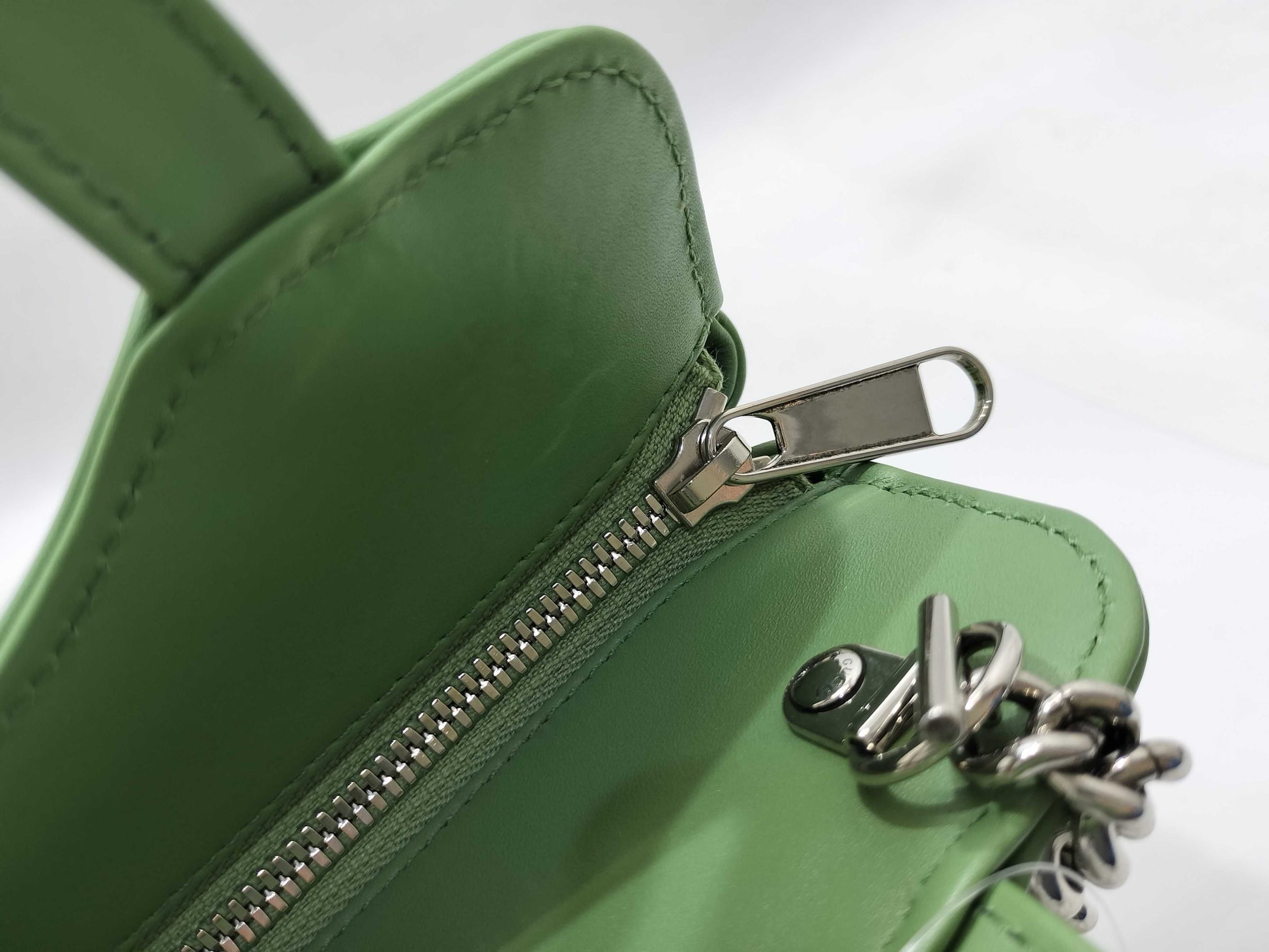 GUCCI Unused Chain Shoulder Tote Leather Handbag