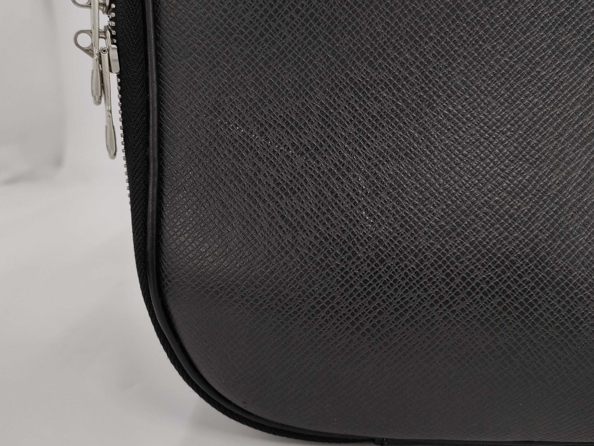 LOUIS VUITTON Taiga To Lovely Briefcase Bag