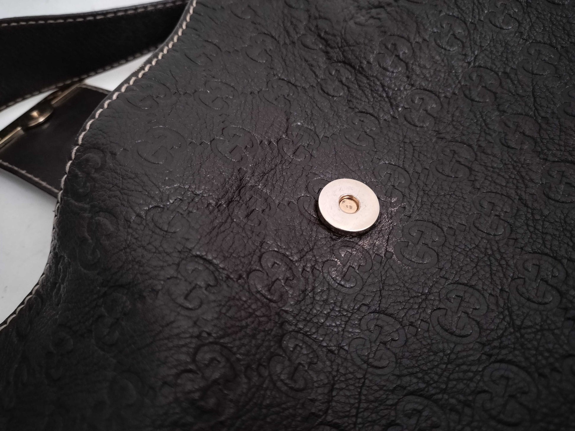 GUCCI Guccissima Leather Shoulder Bag with GG Pattern and Logo 233604