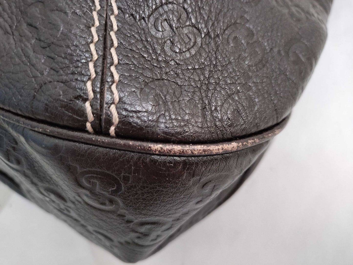 GUCCI Guccissima Leather Shoulder Bag with GG Pattern and Logo 233604