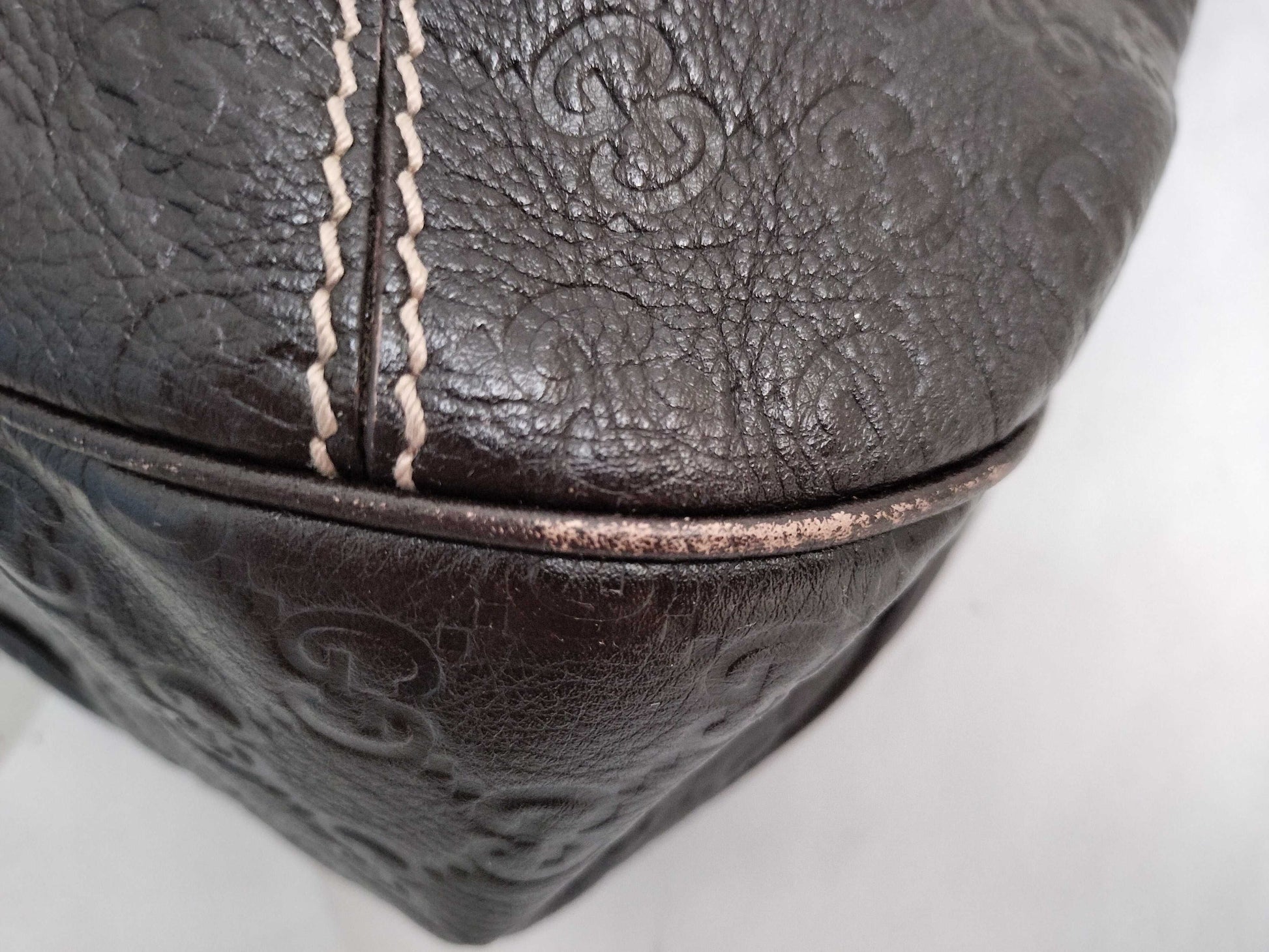 GUCCI Guccissima Leather Shoulder Bag with GG Pattern and Logo 233604