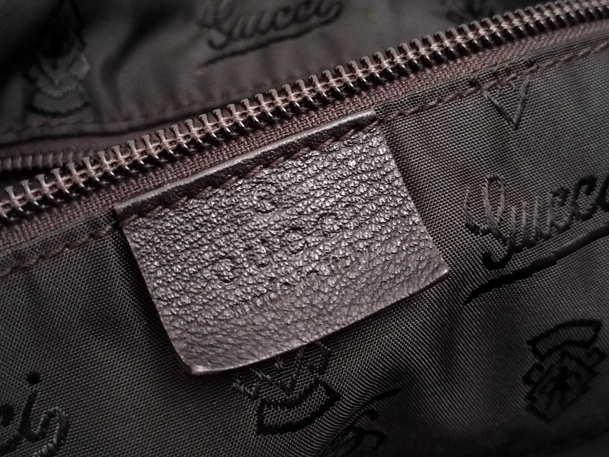 GUCCI Guccissima 2-way Boston bag with GG pattern and 206500 leather.