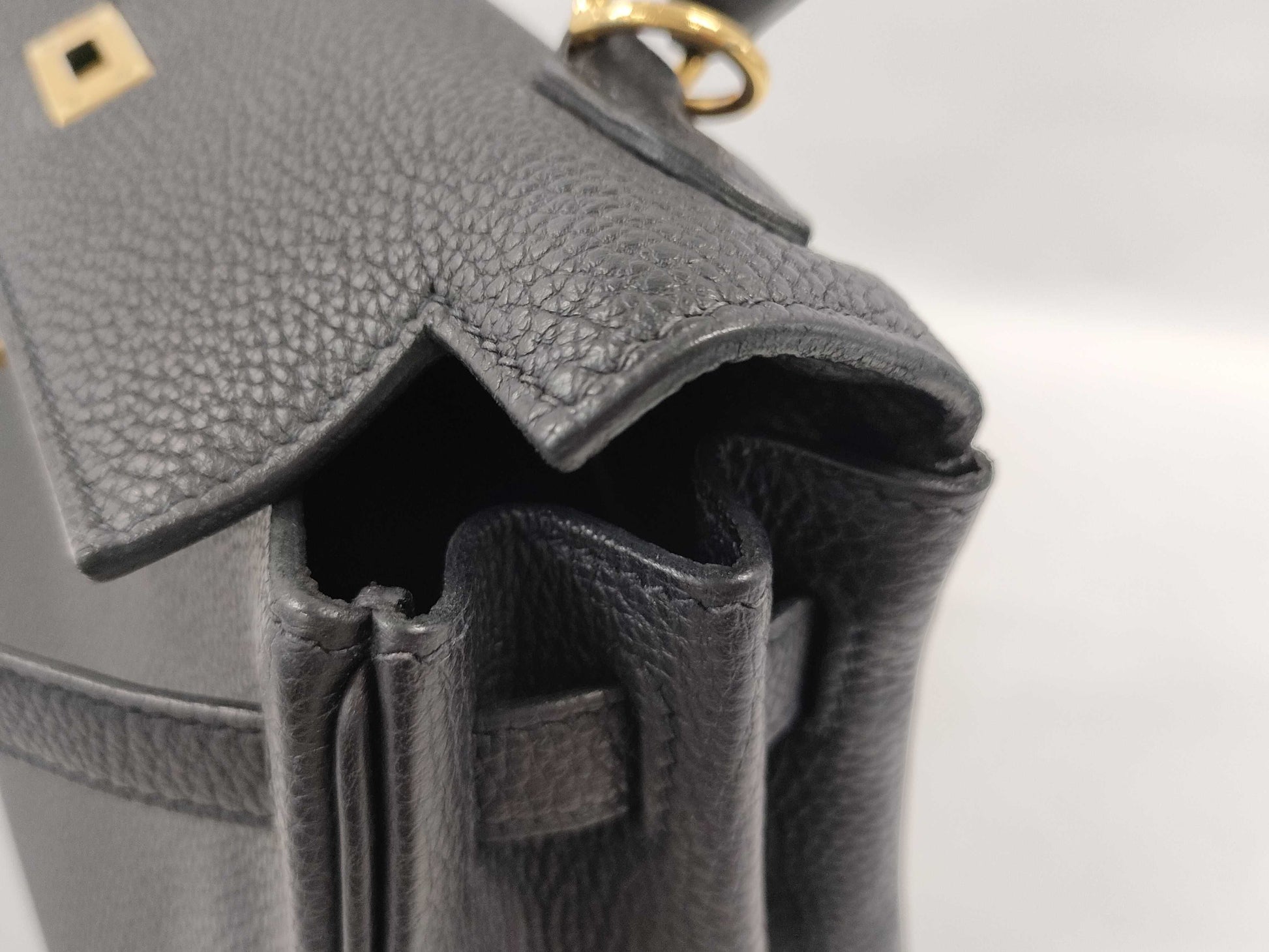 HERMES Kelly 25 Black Handbag with G Hardware and Z Stamp
