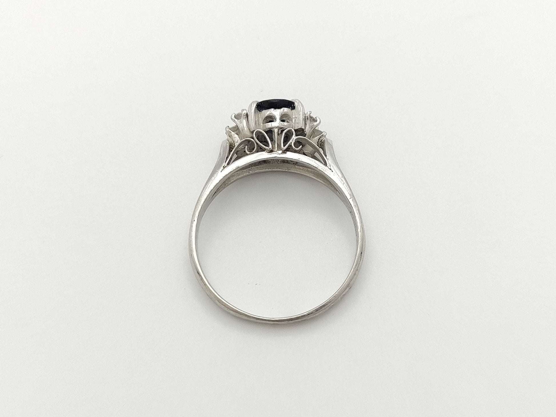 Sapphire and Diamond Pt900 4.1g Ring 