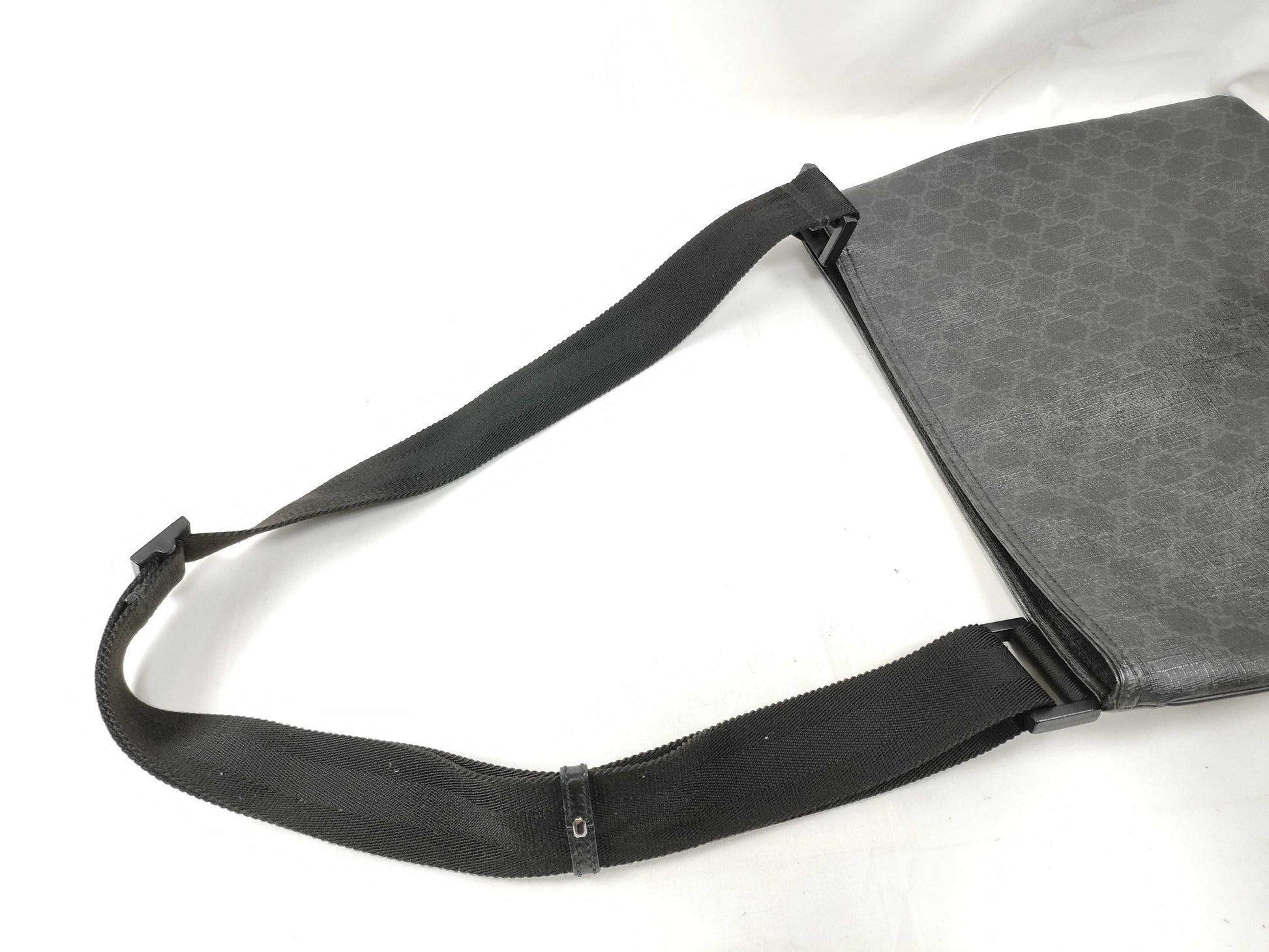 GUCCI GG Supreme Black Shoulder Bag
