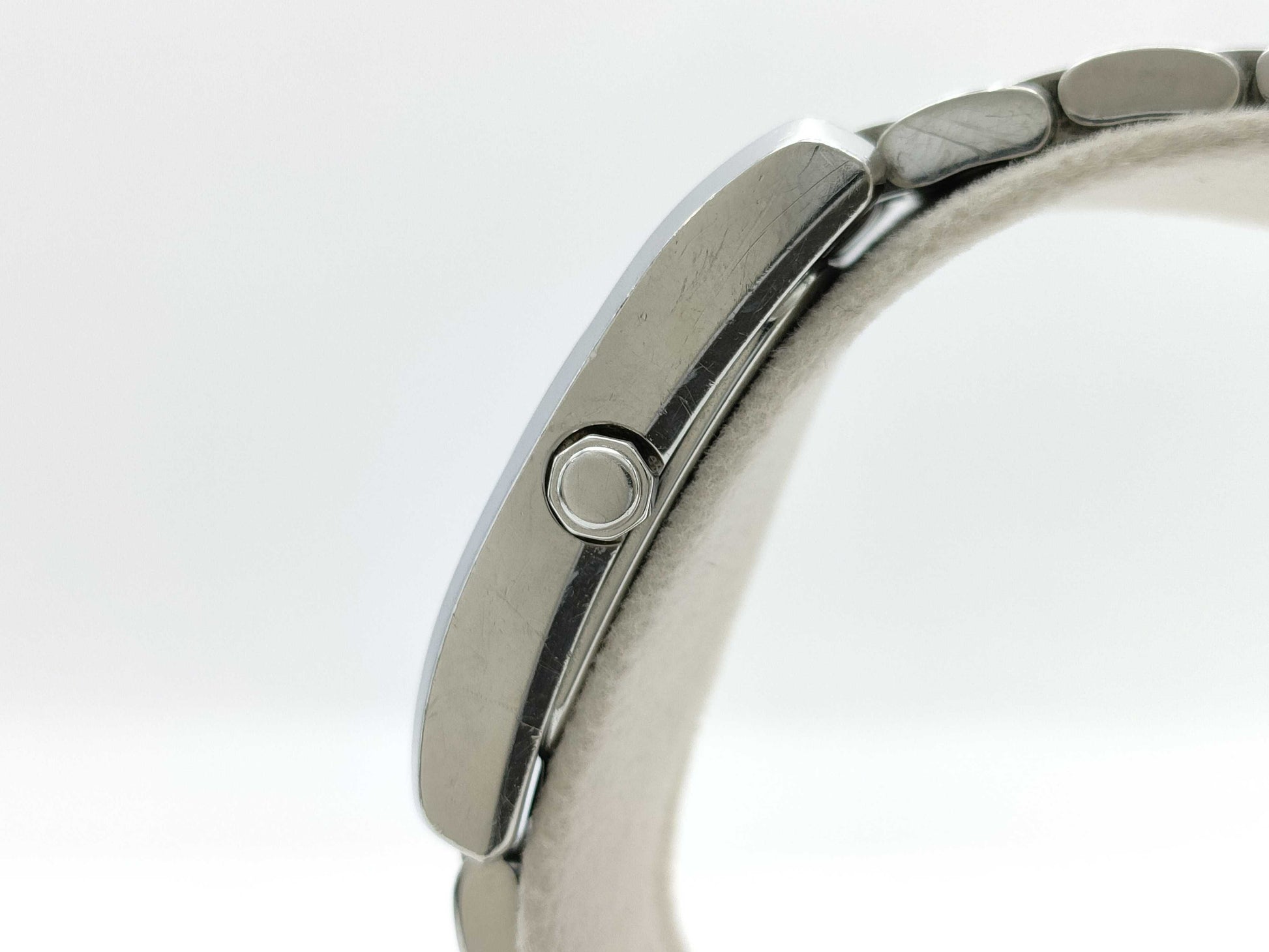 FENDI 087-7000L-370 Quartz Shell Dial Non-Moving Women's Watch