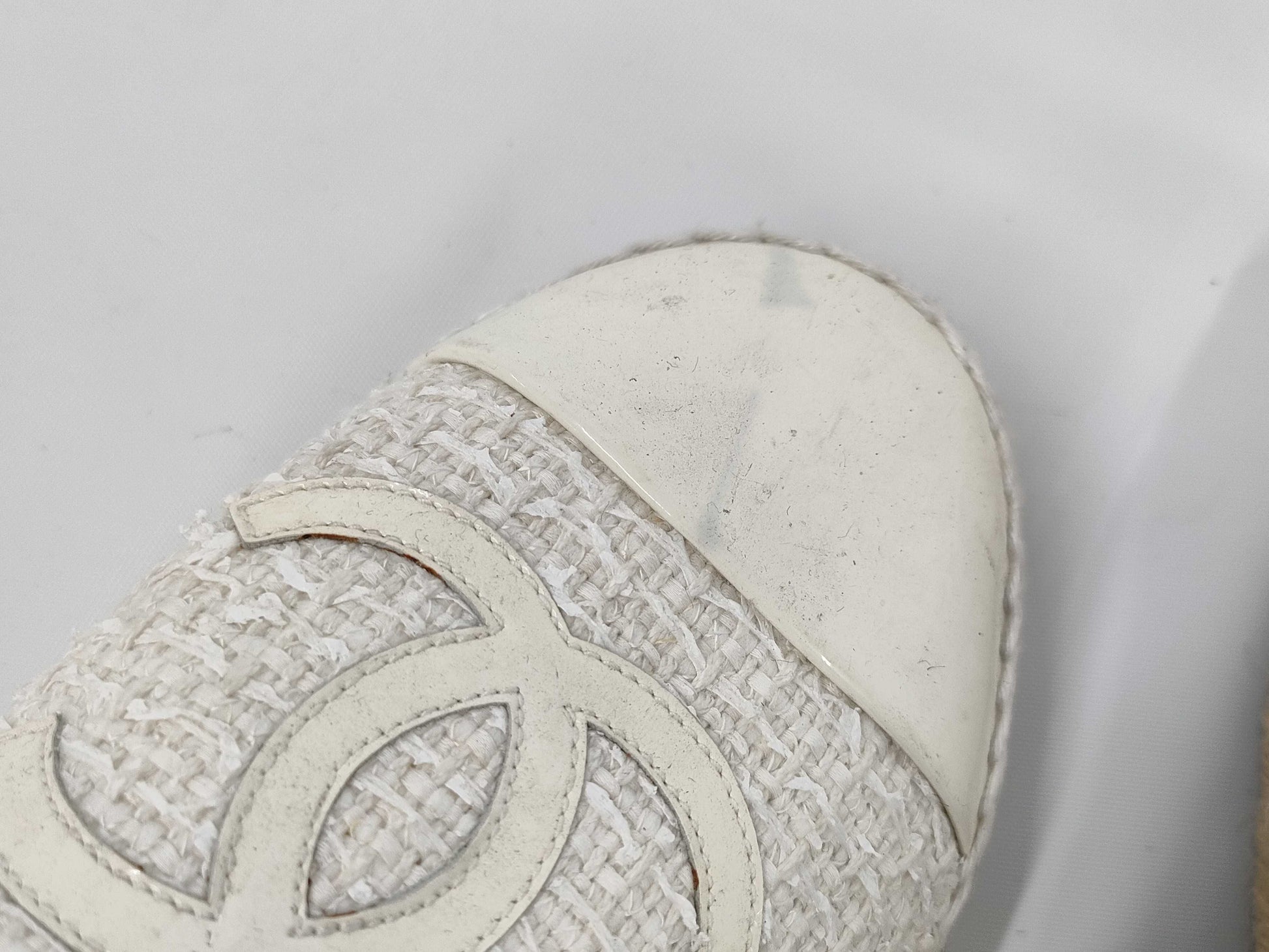 CHANEL Tweed x Patent Leather Size 35 Sneakers