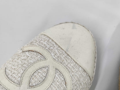CHANEL Tweed x Patent Leather Size 35 Sneakers