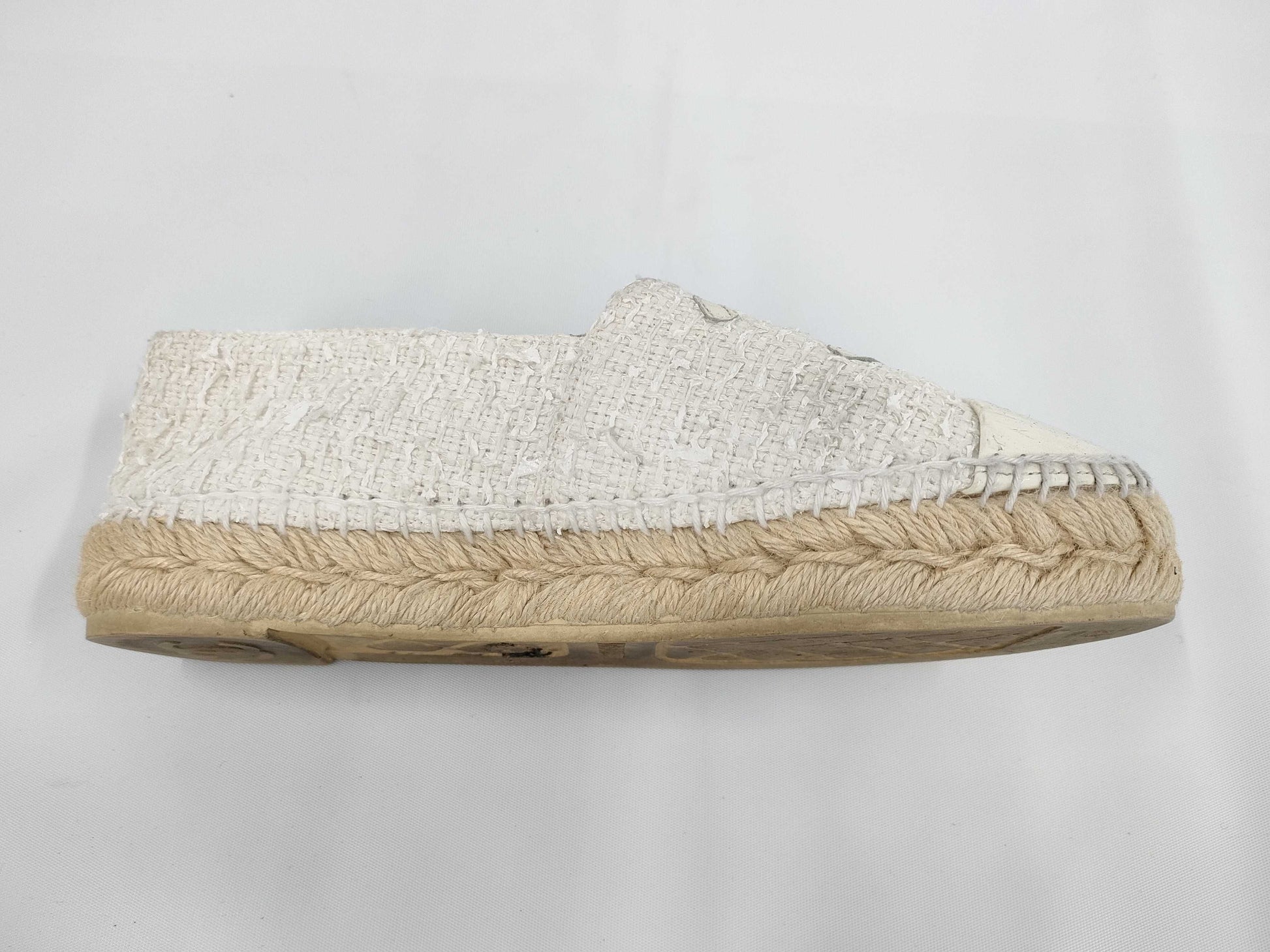 CHANEL Tweed x Patent Leather Size 35 Sneakers
