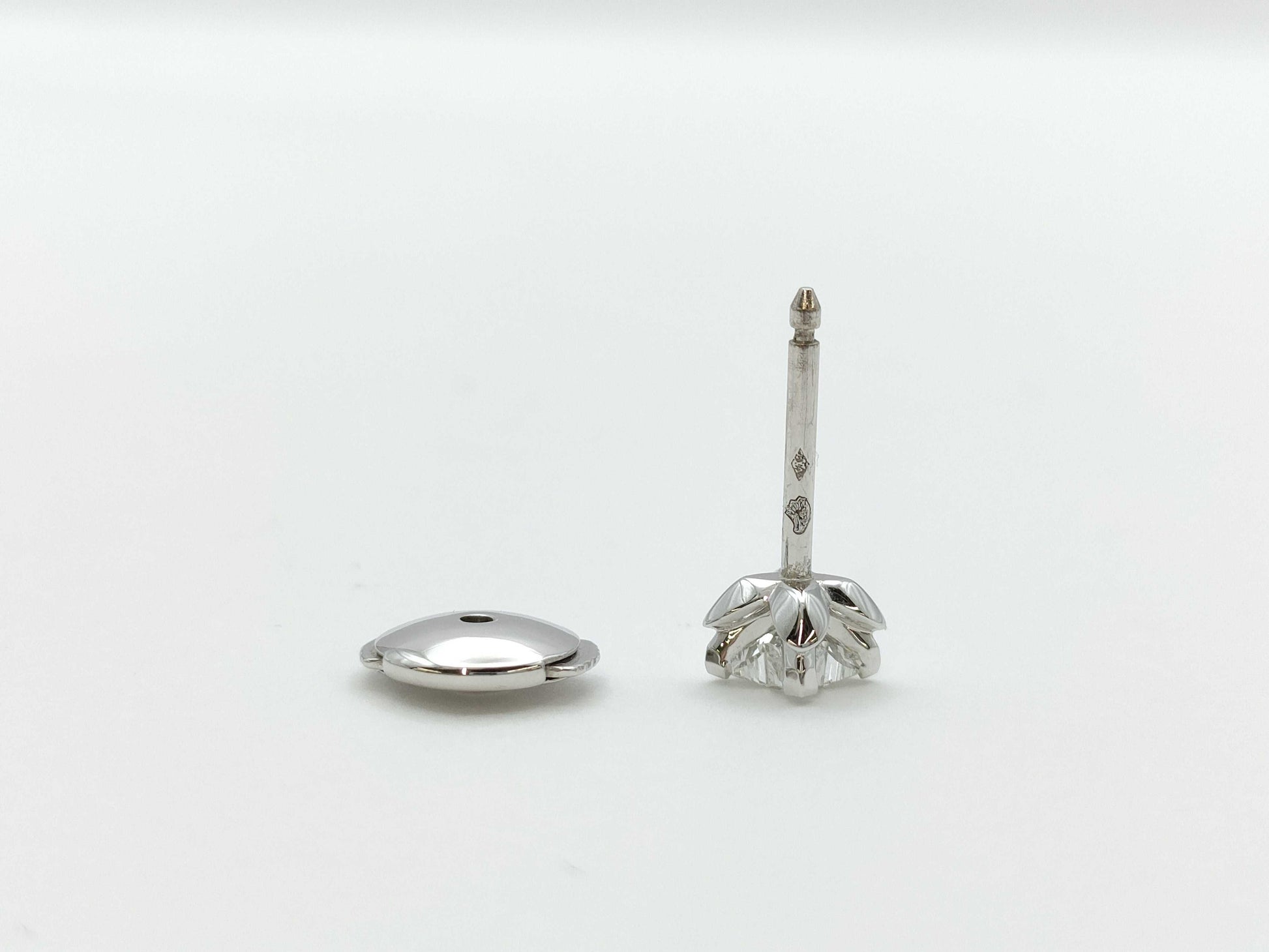 LOUIS VUITTON Star Diamond Earrings in White Gold and AU750, 1.1g 