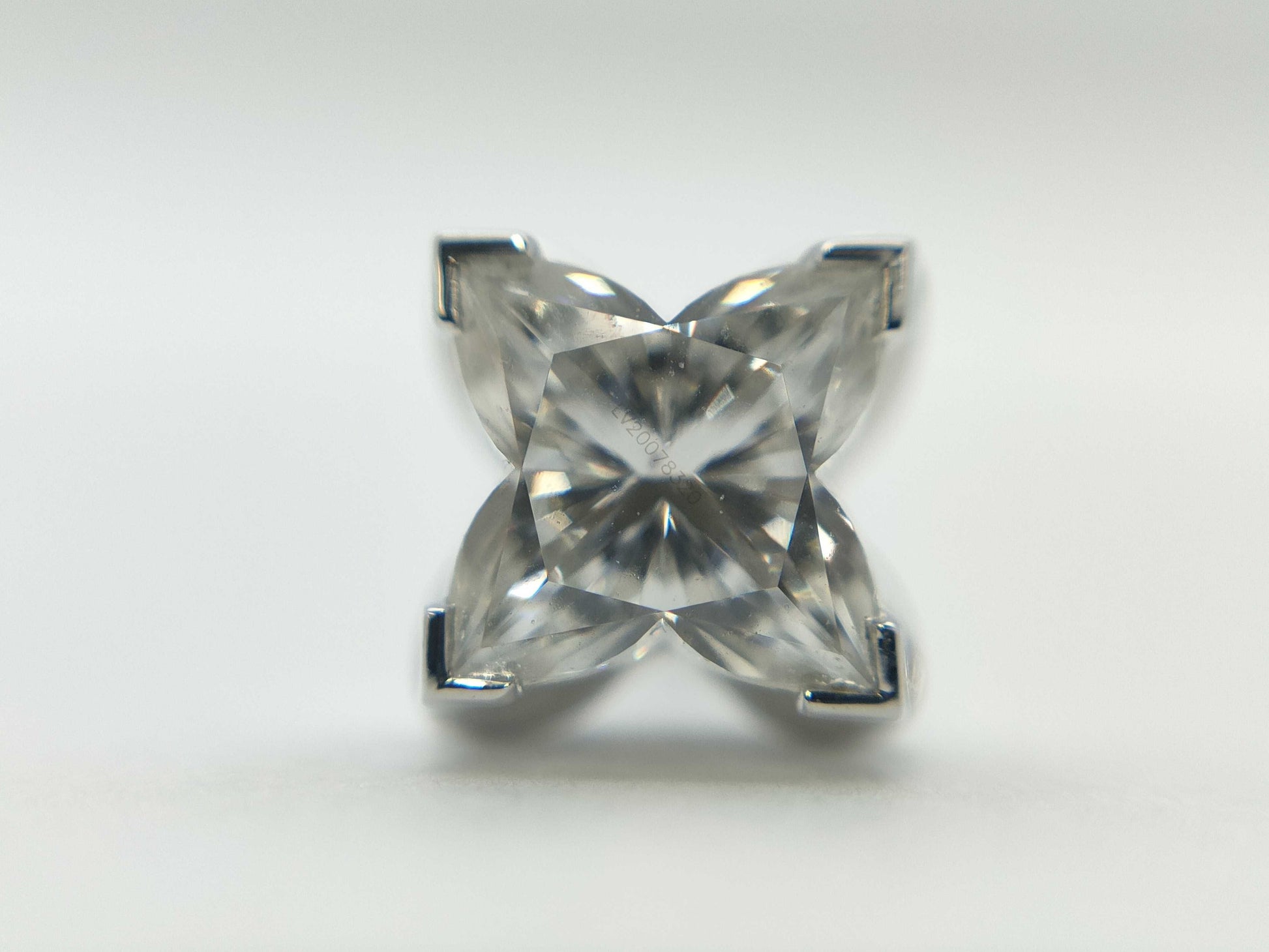 LOUIS VUITTON Star Diamond Earrings in White Gold and AU750, 1.1g 