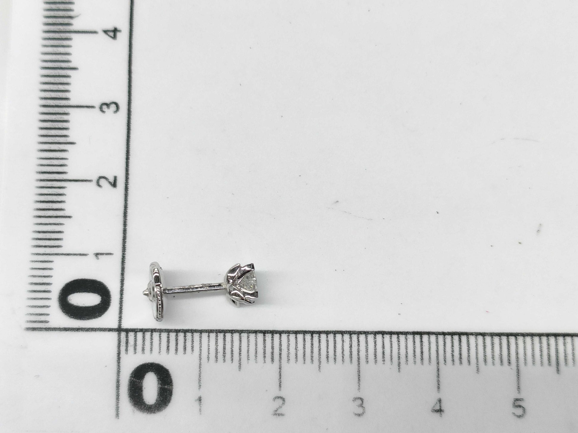 LOUIS VUITTON Star Diamond Earrings in White Gold and AU750, 1.1g 