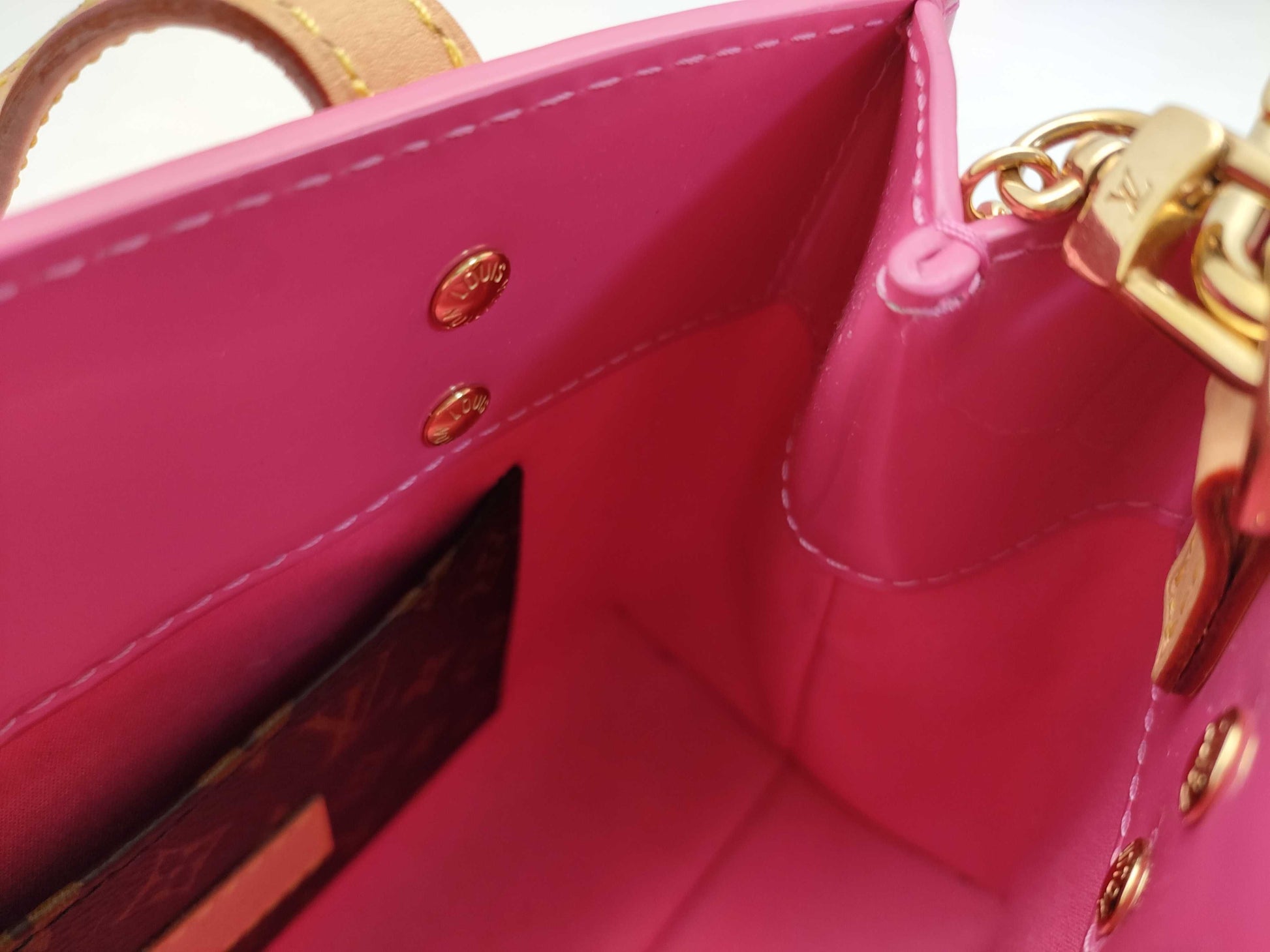 LOUIS VUITTON Vernis Reed PM Neon Pink M42028 Hair Clip LV Pink M03028 Handbag