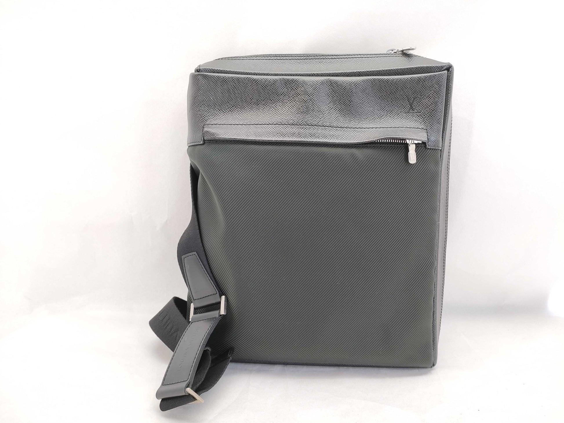 LOUIS VUITTON Taiga Beluga Shoulder Bag