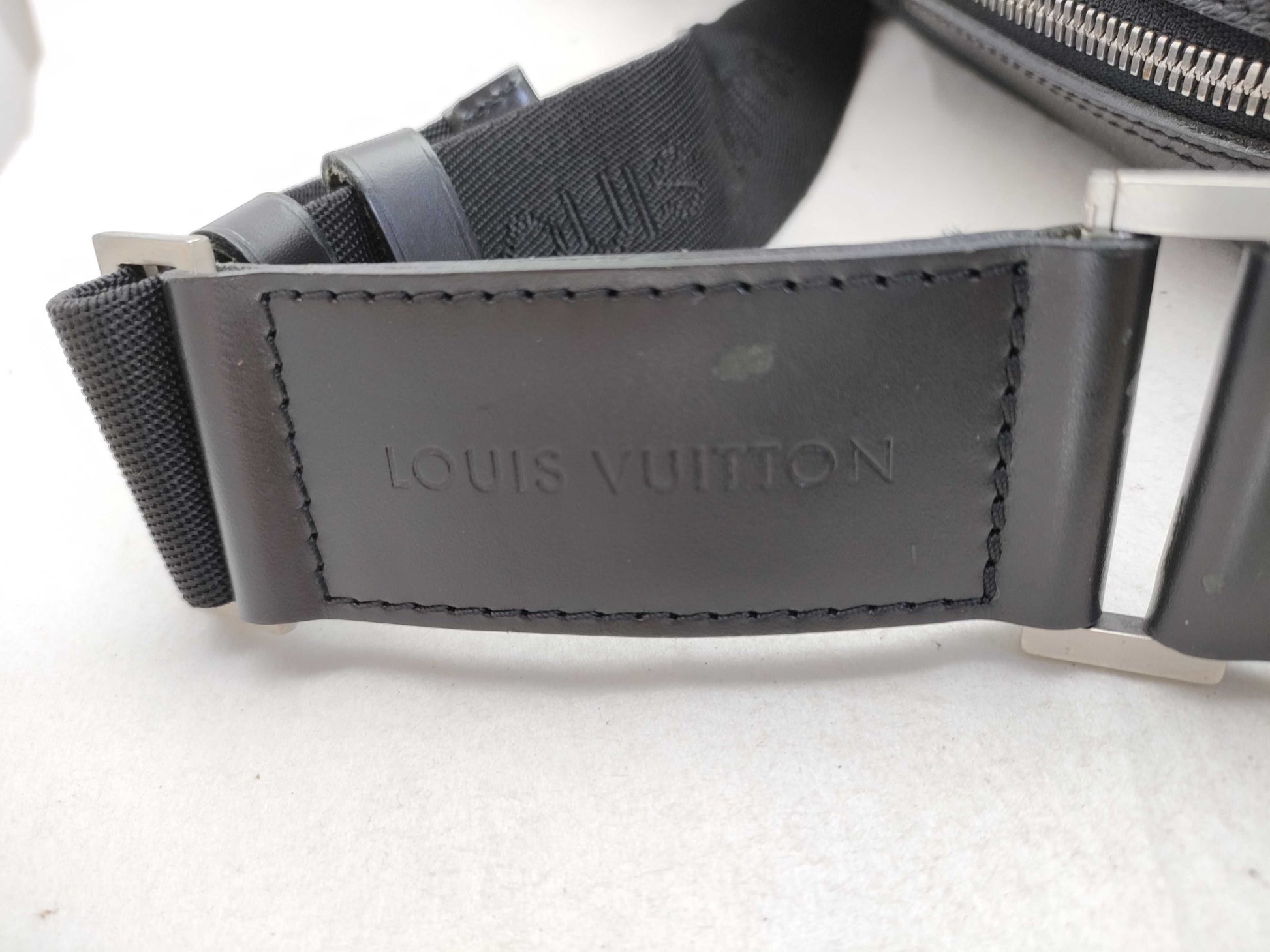 LOUIS VUITTON Taiga Beluga Shoulder Bag