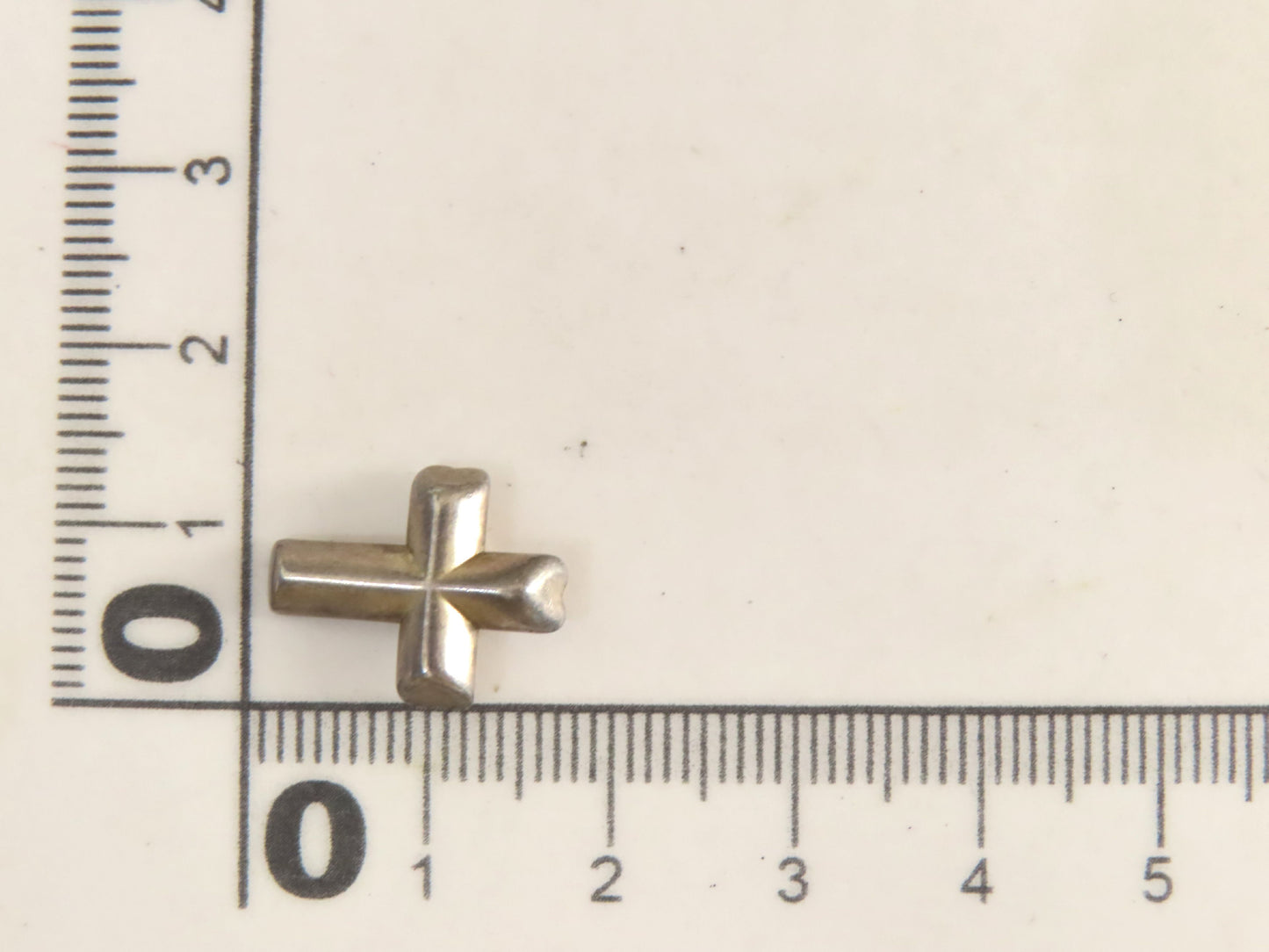 Tiffany & Co. TIFFANY & Co. Minor scratches on cross motif necklace in 925
