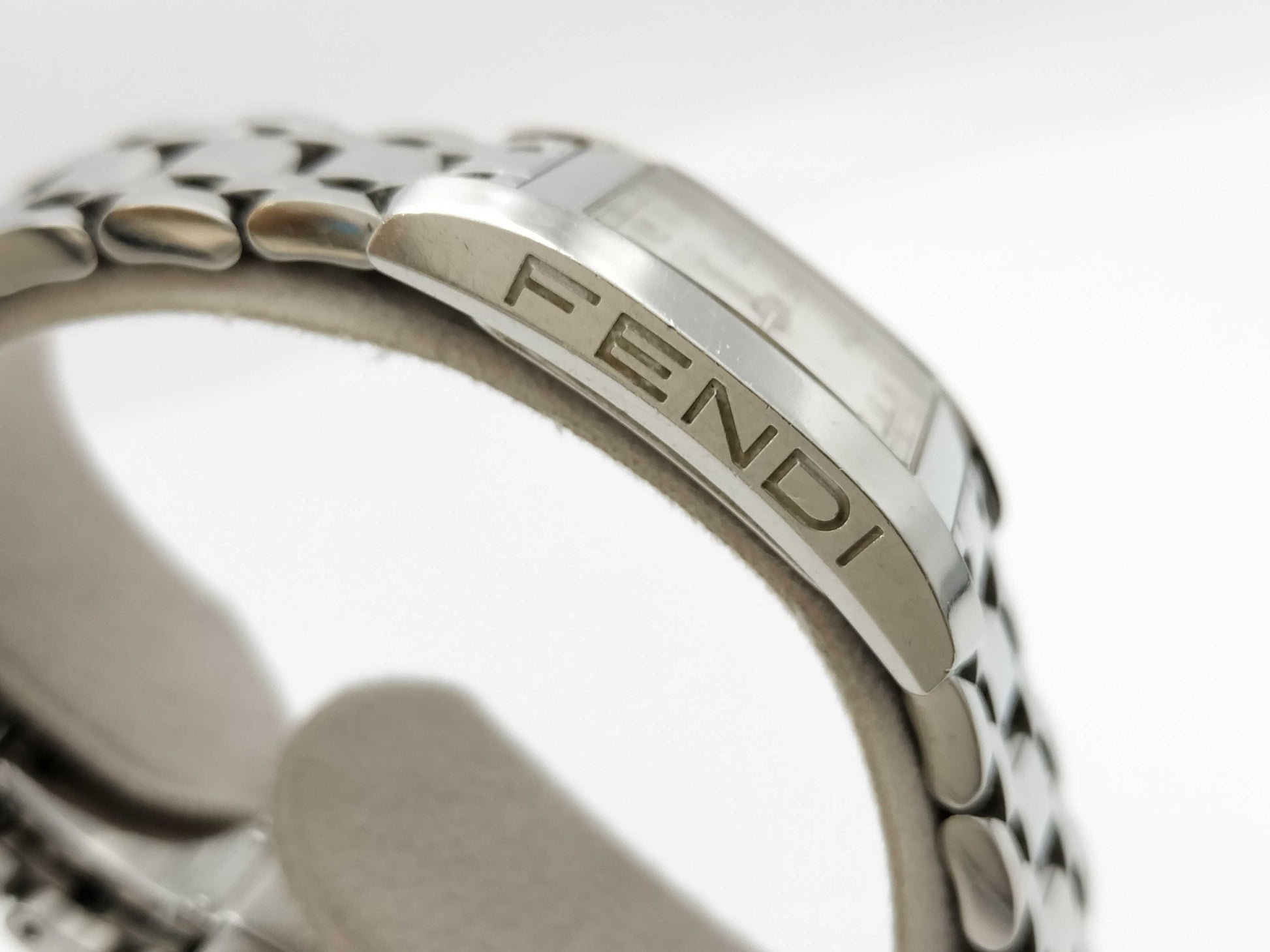 FENDI 069-7000L-972 White Dial Quartz Women's Watch