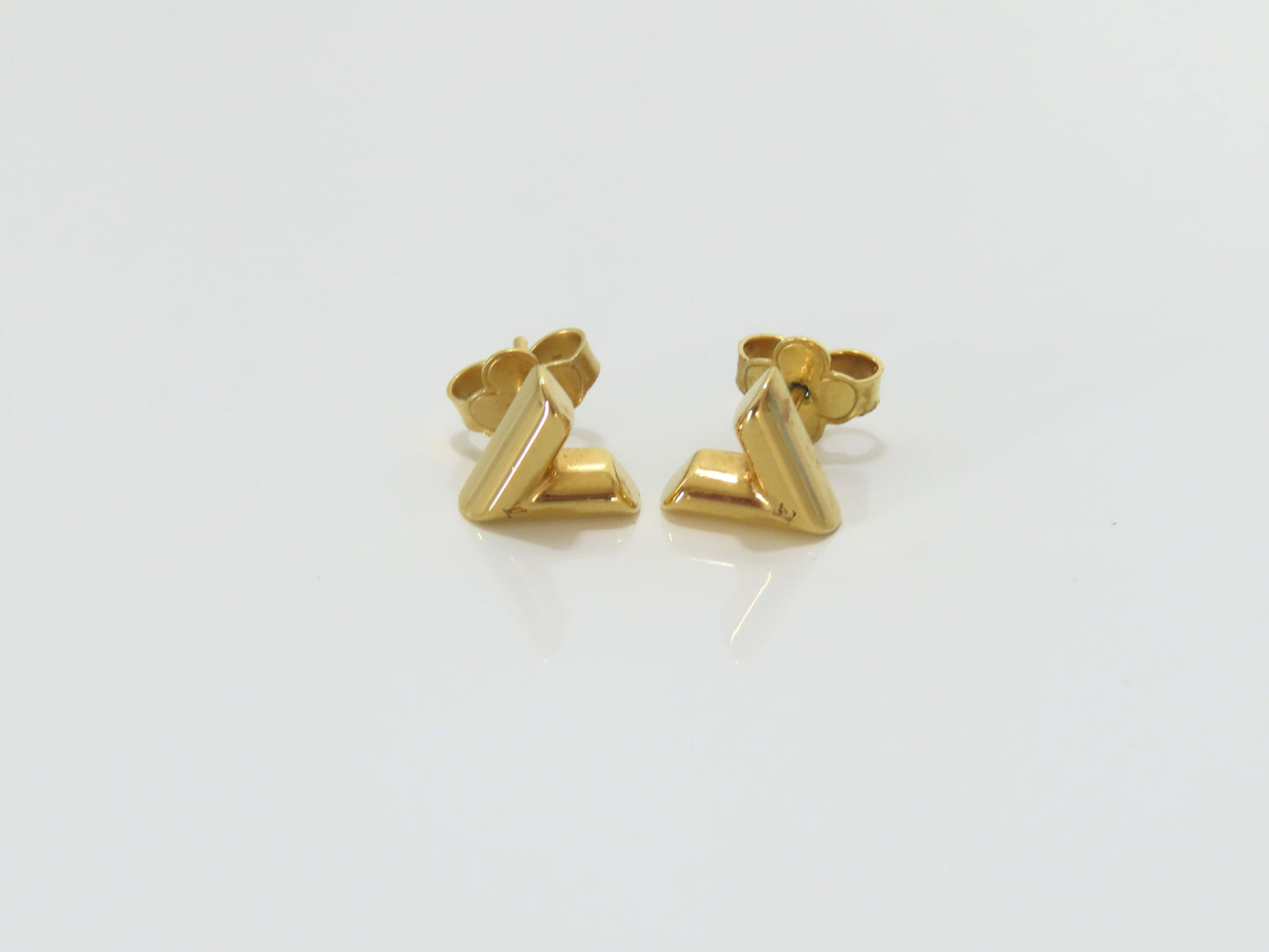 LOUIS VUITTON LV Essential V Earrings M68153 LE1213 GP Earrings