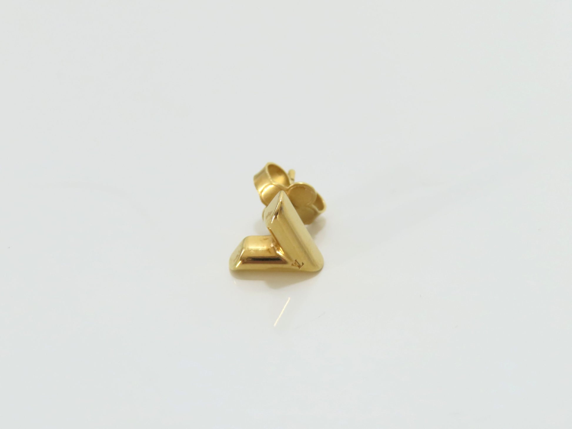 LOUIS VUITTON LV Essential V Earrings M68153 LE1213 GP Earrings