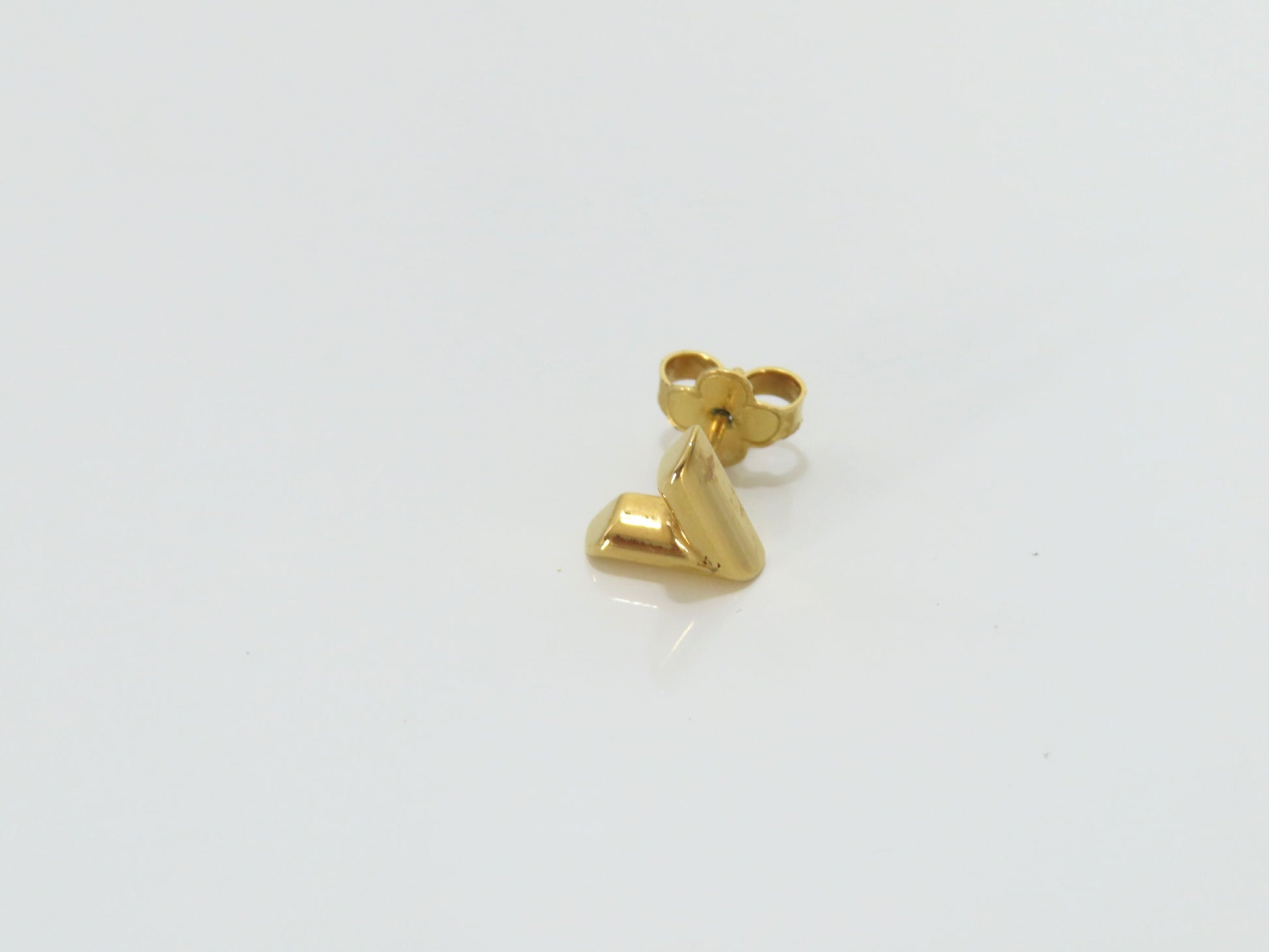 LOUIS VUITTON LV Essential V Earrings M68153 LE1213 GP Earrings