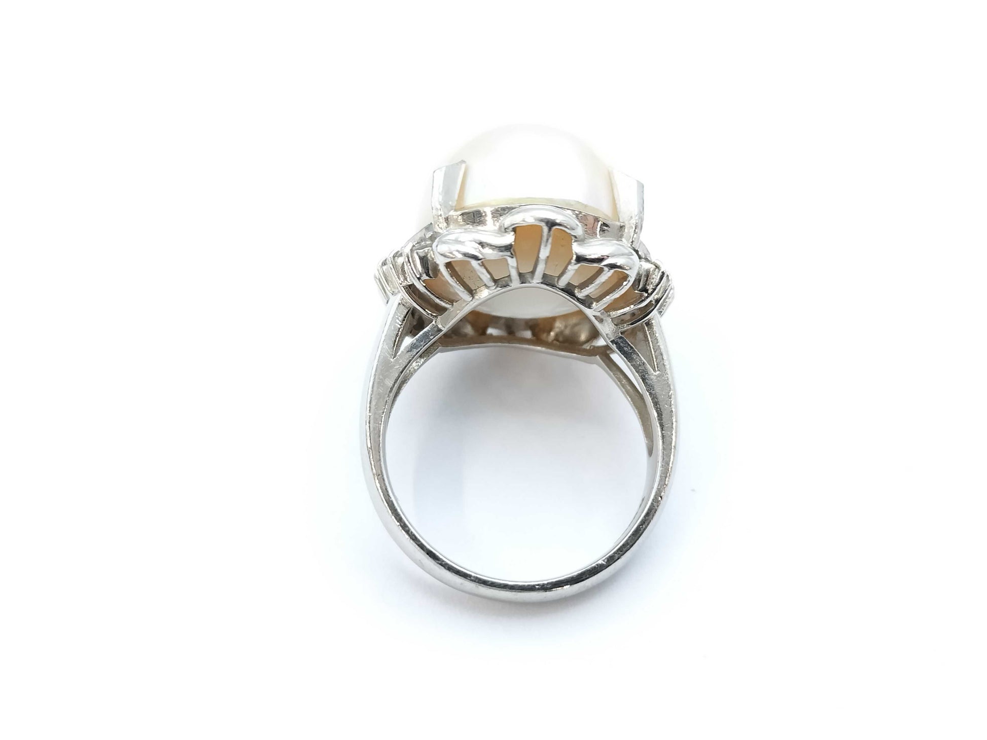 Semi-round pearl, diameter approximately 15.4mm, D0.185ct, PT900, 13.8g, ring 