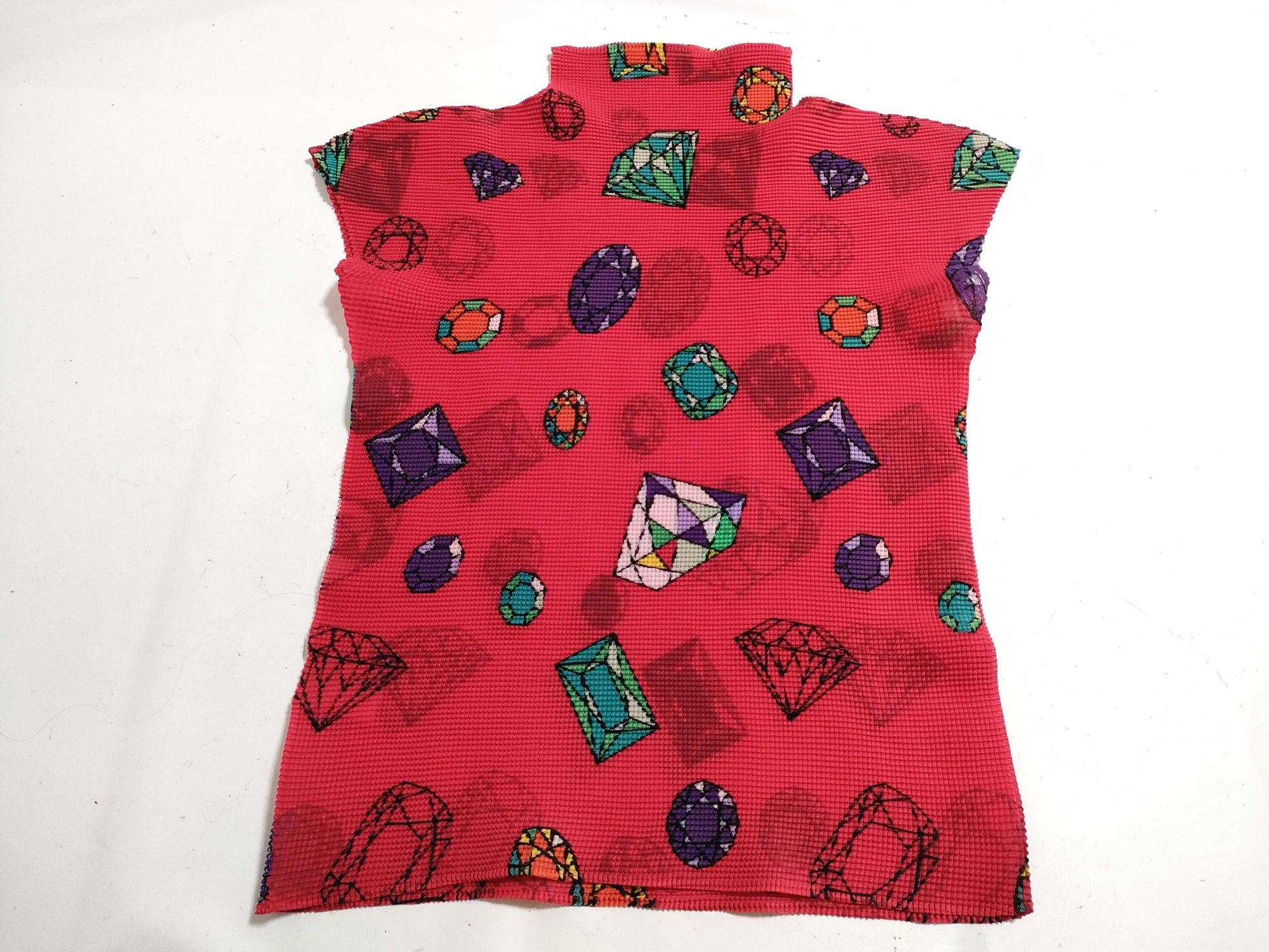 ISSEY MIYAKE Short Sleeve Top with Jewelry Pattern