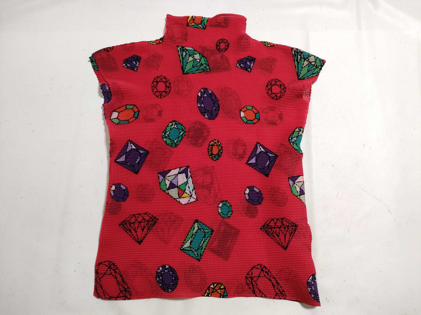 ISSEY MIYAKE Short Sleeve Top with Jewelry Pattern
