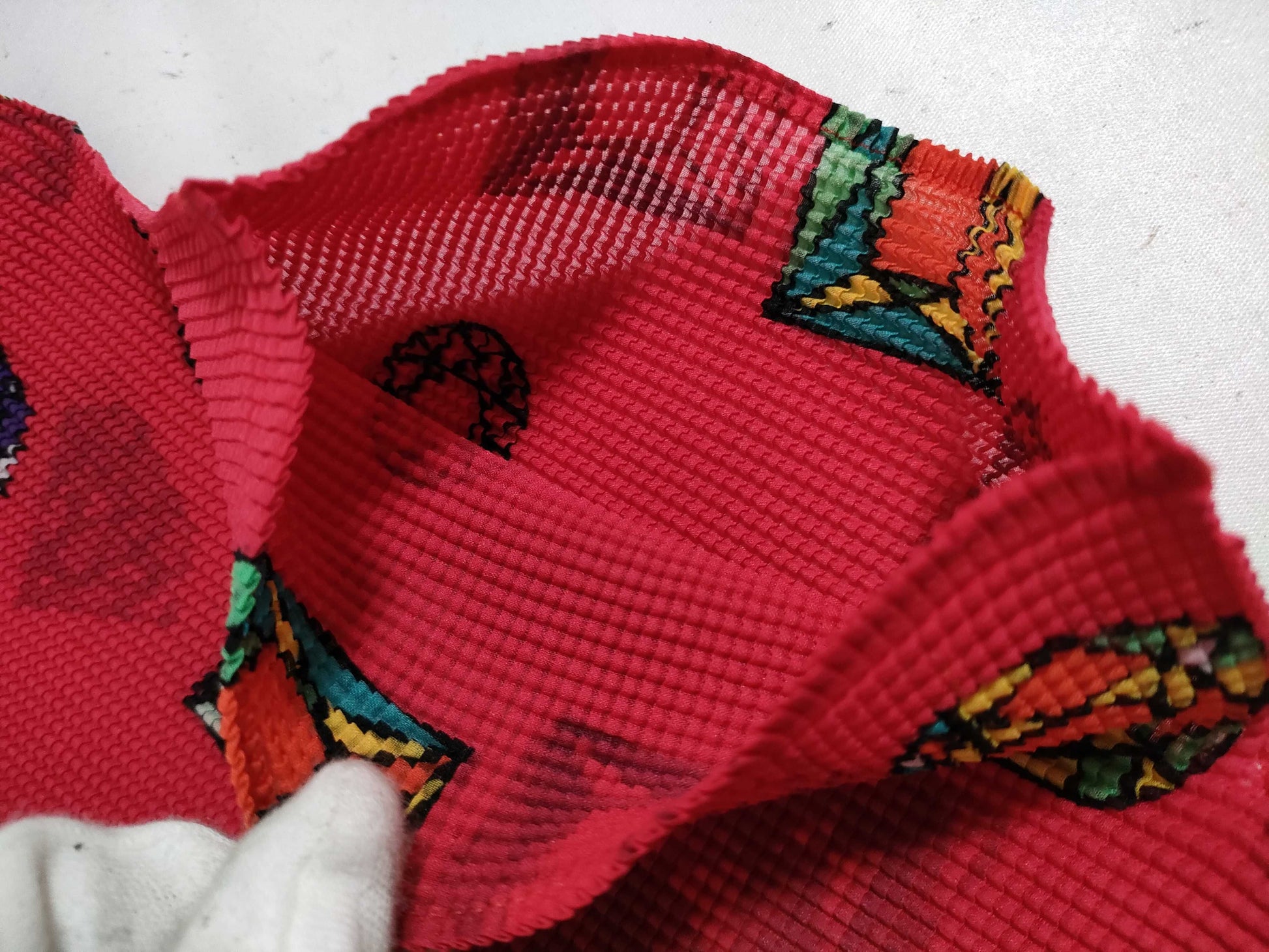 ISSEY MIYAKE Short Sleeve Top with Jewelry Pattern
