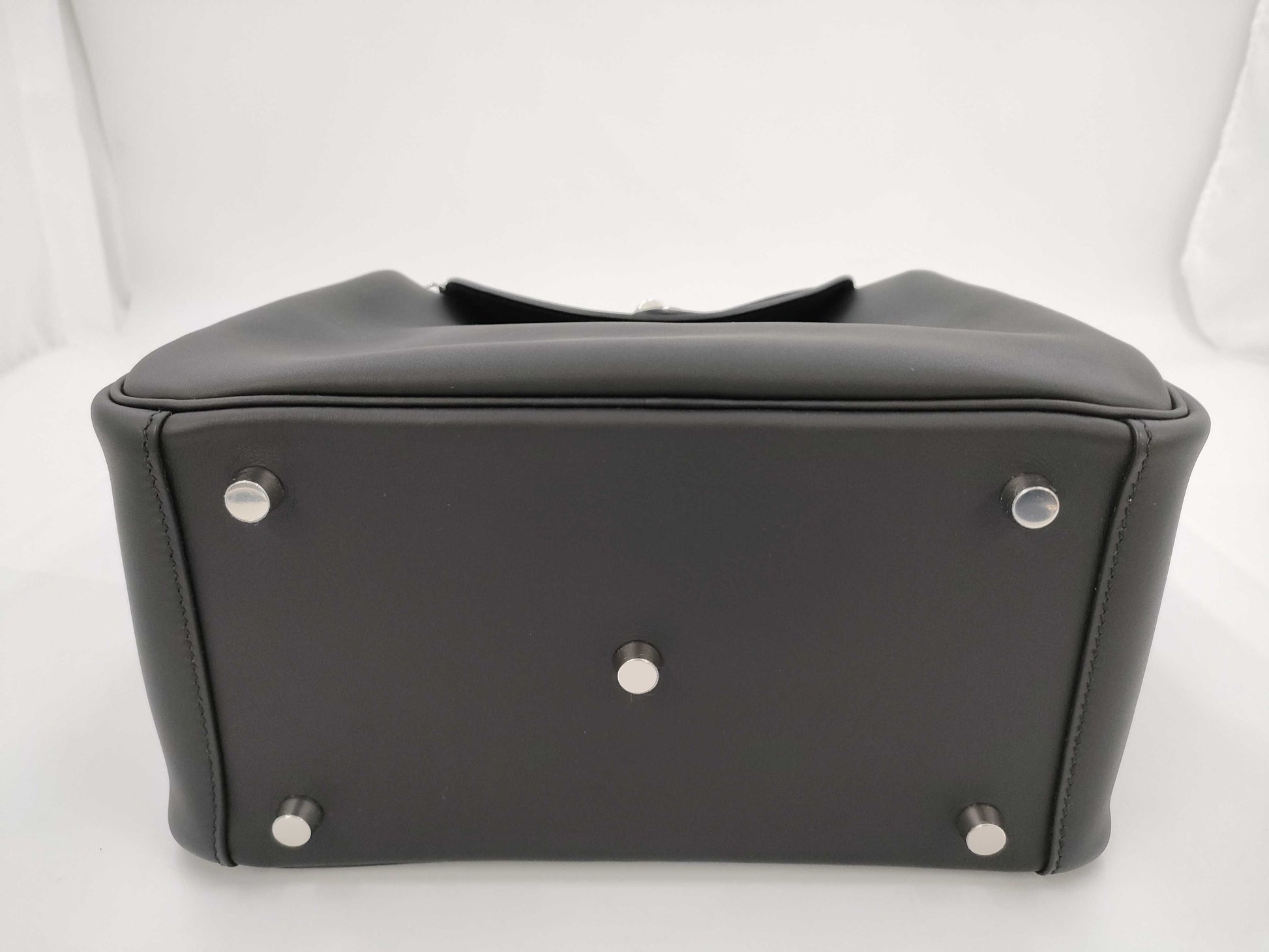 HERMES Lindy 26K Stamped Noir Silver Hardware Swift Handbag