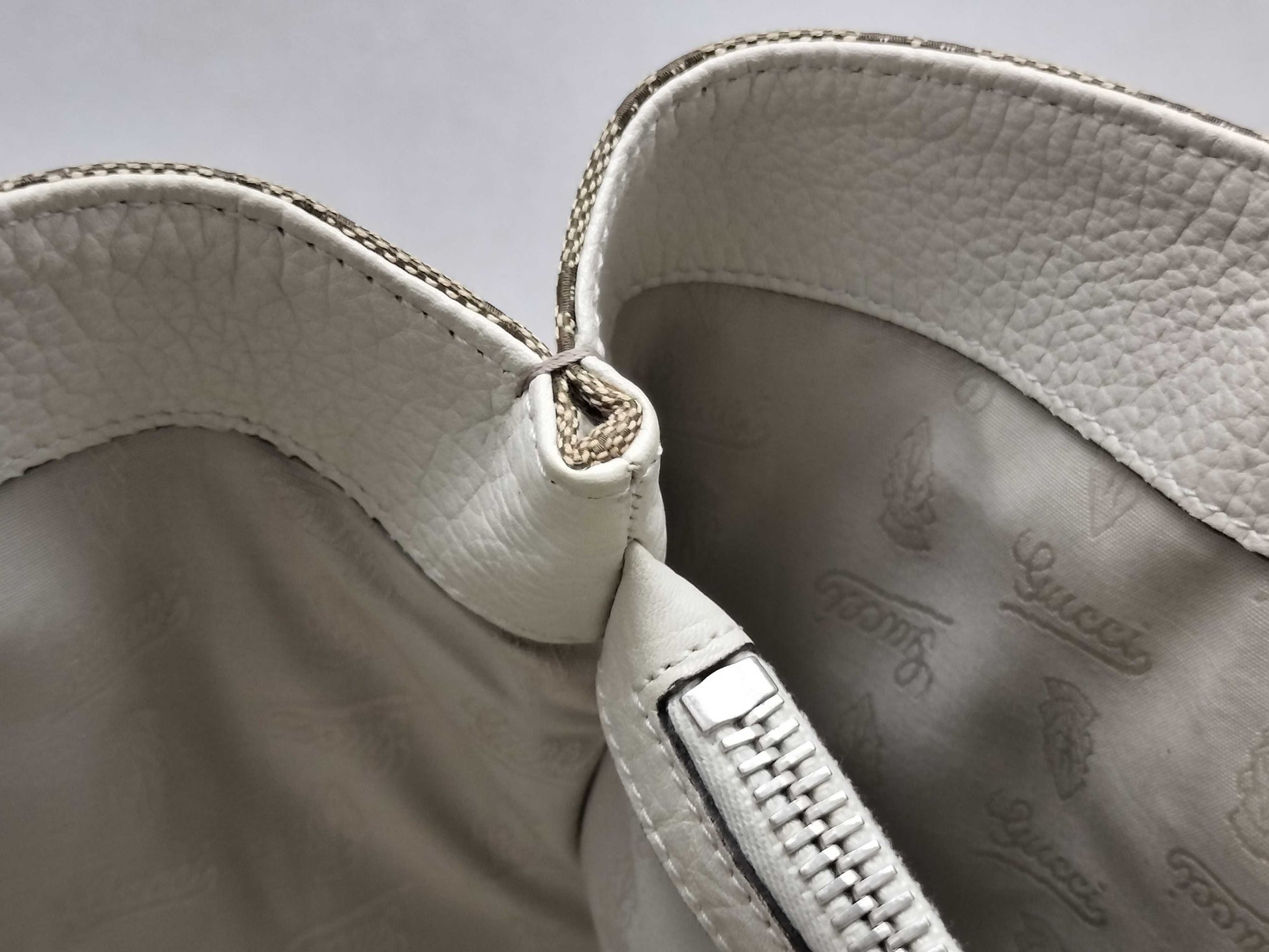 GUCCI GG Canvas Medium Bamboo Bar Tote Bag in Beige/Ivory with Monogram Canvas and Silver 